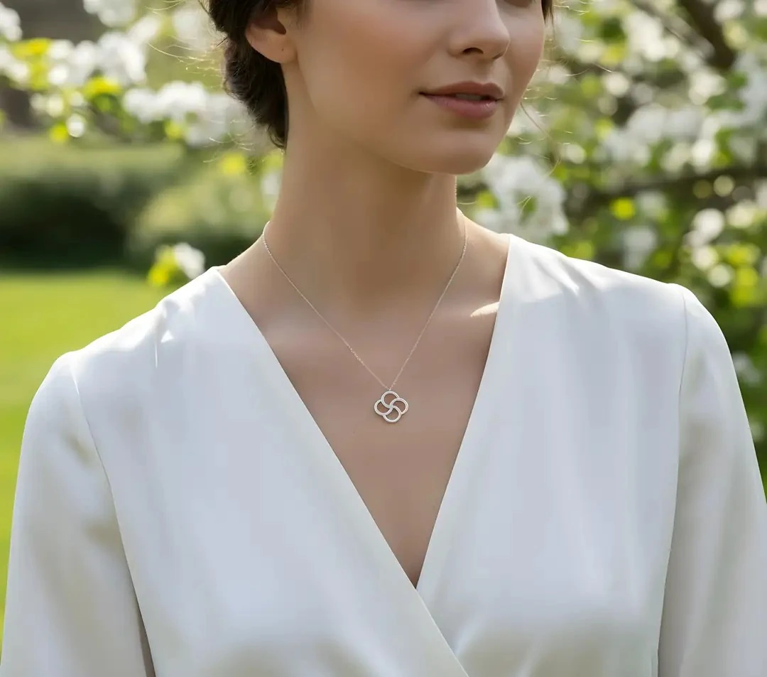 925 Ayar Gümüş 0.01ct Pırlanta Taşlı 4 Yapraklı Yonca Kolye