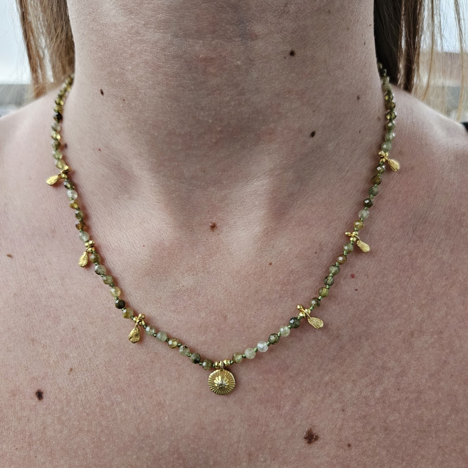 Doğal Yeşil Garnet Boncuklu Kolye - 925 Ayar Gümüş & Altın Kaplama Charm'lı - Kadınlar İçin Doğal Taş Takı, Zarif Hediye