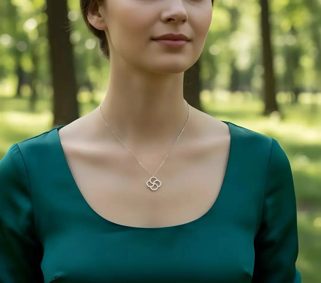 925 Ayar Gümüş 0.01ct Pırlanta Taşlı 4 Yapraklı Yonca Kolye