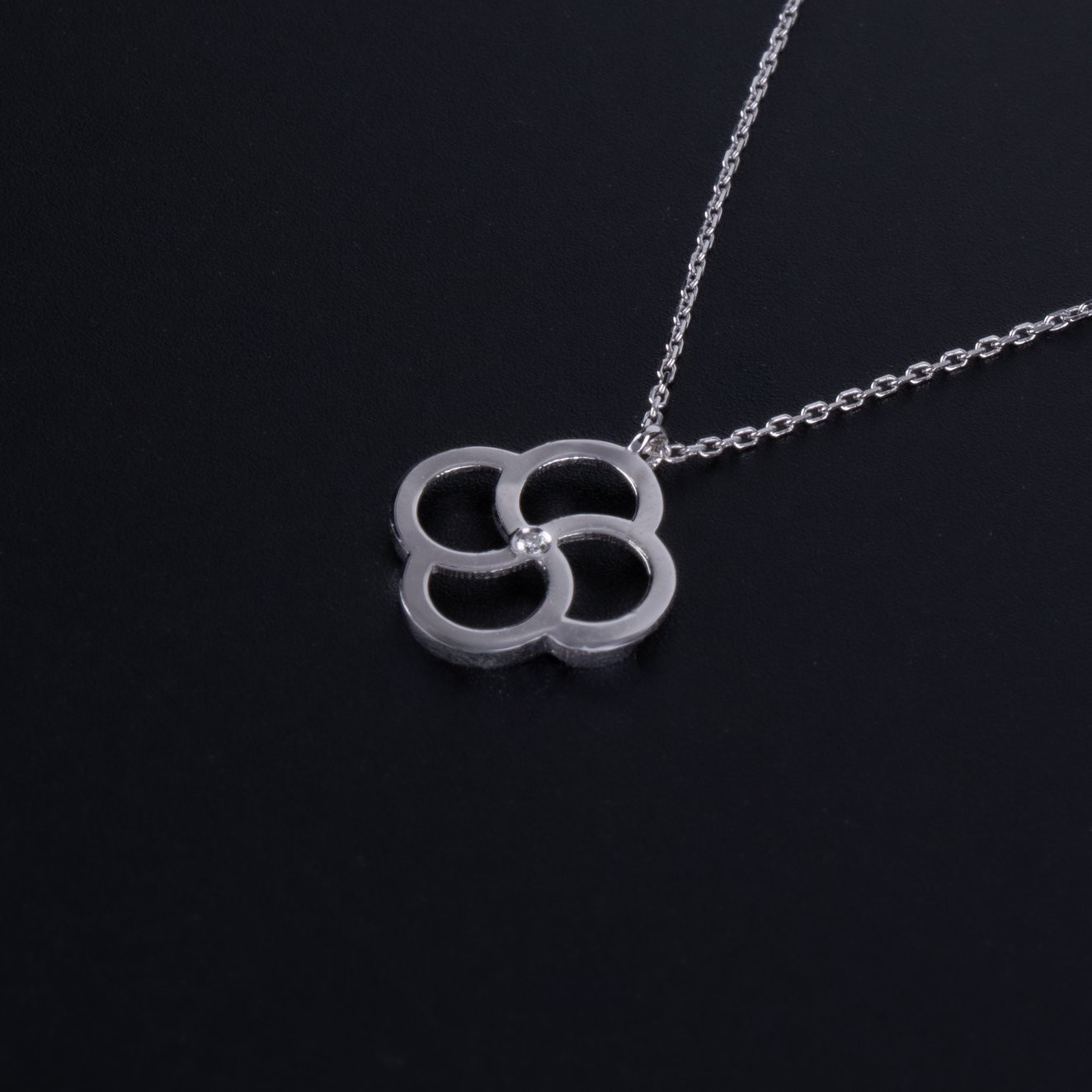 14K Altın 0.01ct Pırlantalı Yonca Kolye