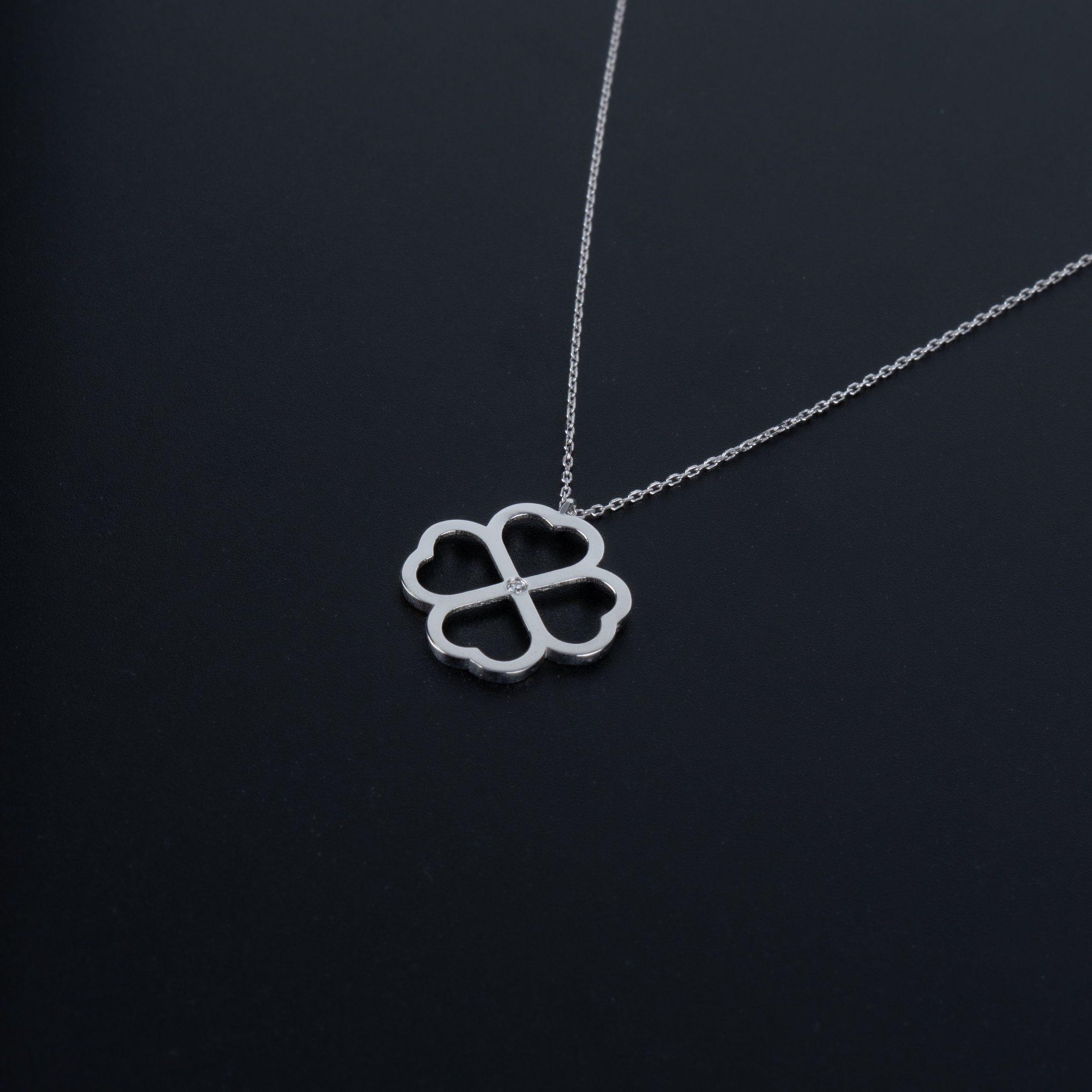 14K Altın 0.01ct Pırlantalı Kalp Yonca Kolye
