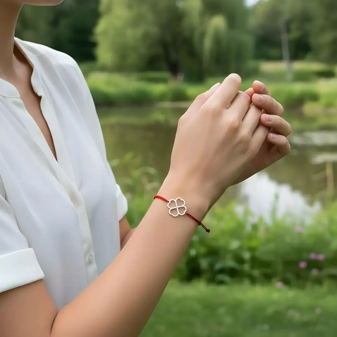 925 Ayar Gümüş 0.01ct Pırlanta Taşlı Kalpli Yonca Kırmızı İpli Bileklik