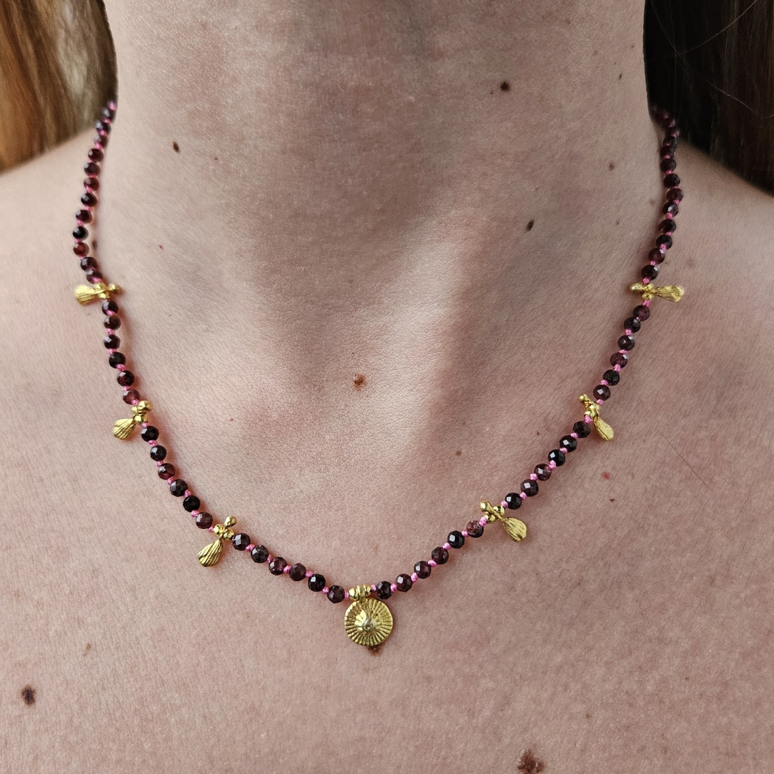 Doğal Garnet (Lal) Boncuklu Kolye - 925 Ayar Gümüş & Altın Kaplama Charm'lı - Kadınlar İçin Doğal Taş Takı, Zarif Hediye