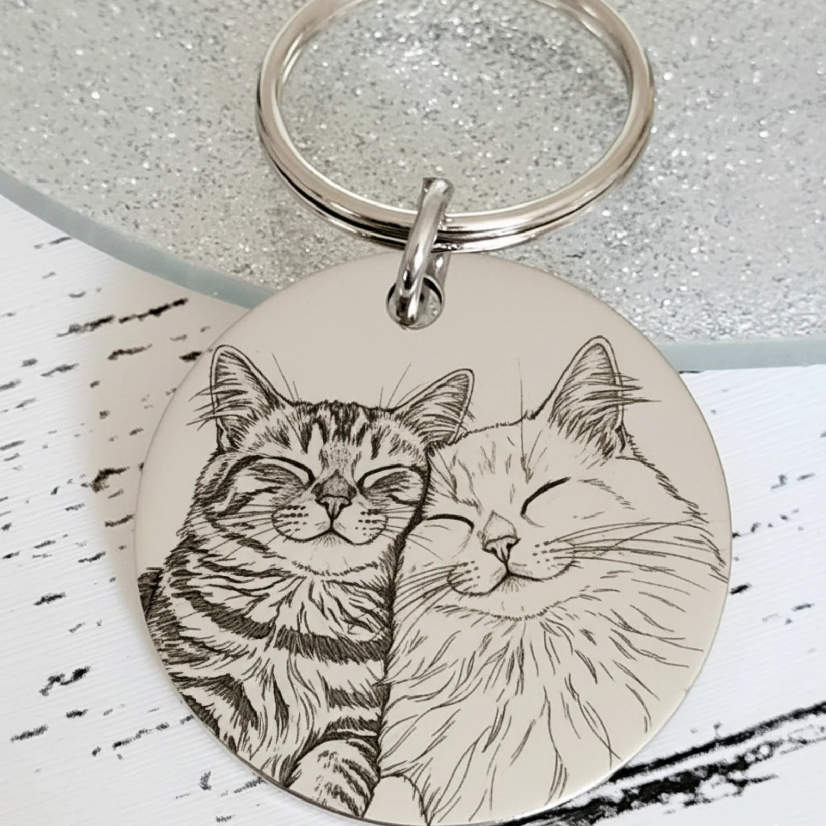 Evcil Hayvanınızın Resminden Çizgisel Karikatürize Anahtarlık - Kalpli ve Yuvarlak Model