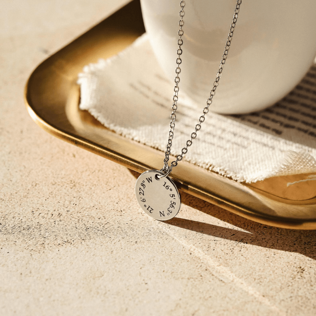 Özel Konum Kolyesi – Kişiye Özel Koordinatlar (Buluşma, Evlilik, Anı Mekanı) – Minimalist Gümüş / Altın / Rose Gold Kolye
