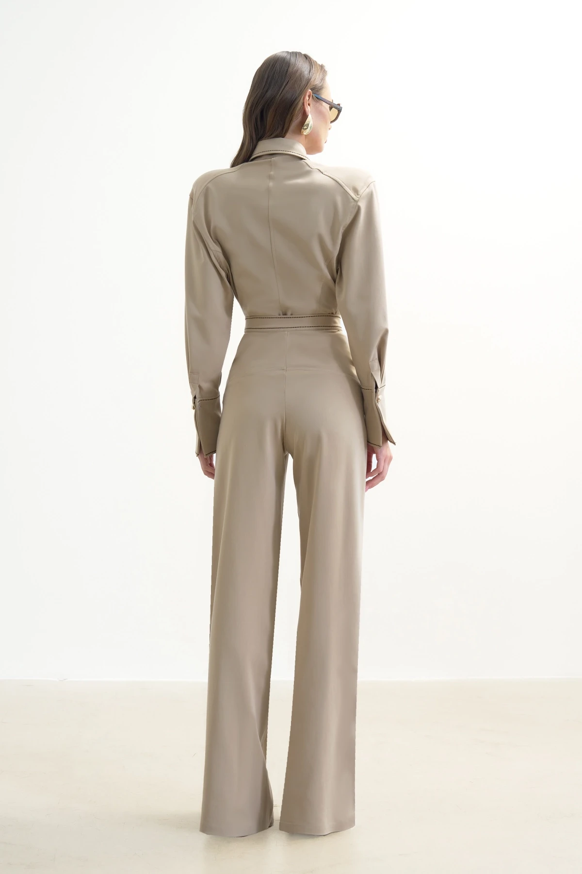 GOLD DÜĞME VE KAHVERENGİ DİKİŞ DETAYLI BEJ PANTOLON