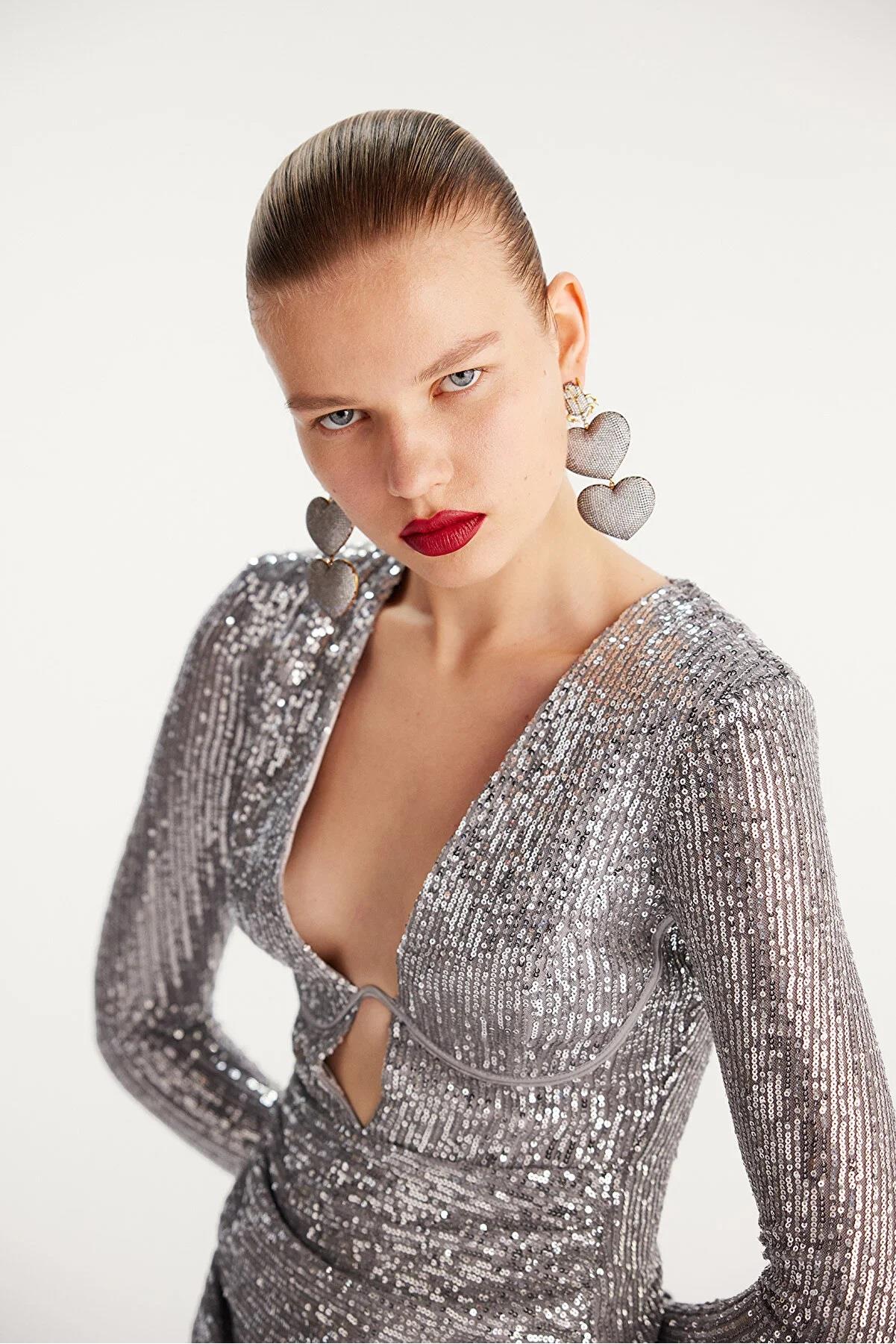 Büzgü Detaylı Balenli Gümüş Payet Elbise