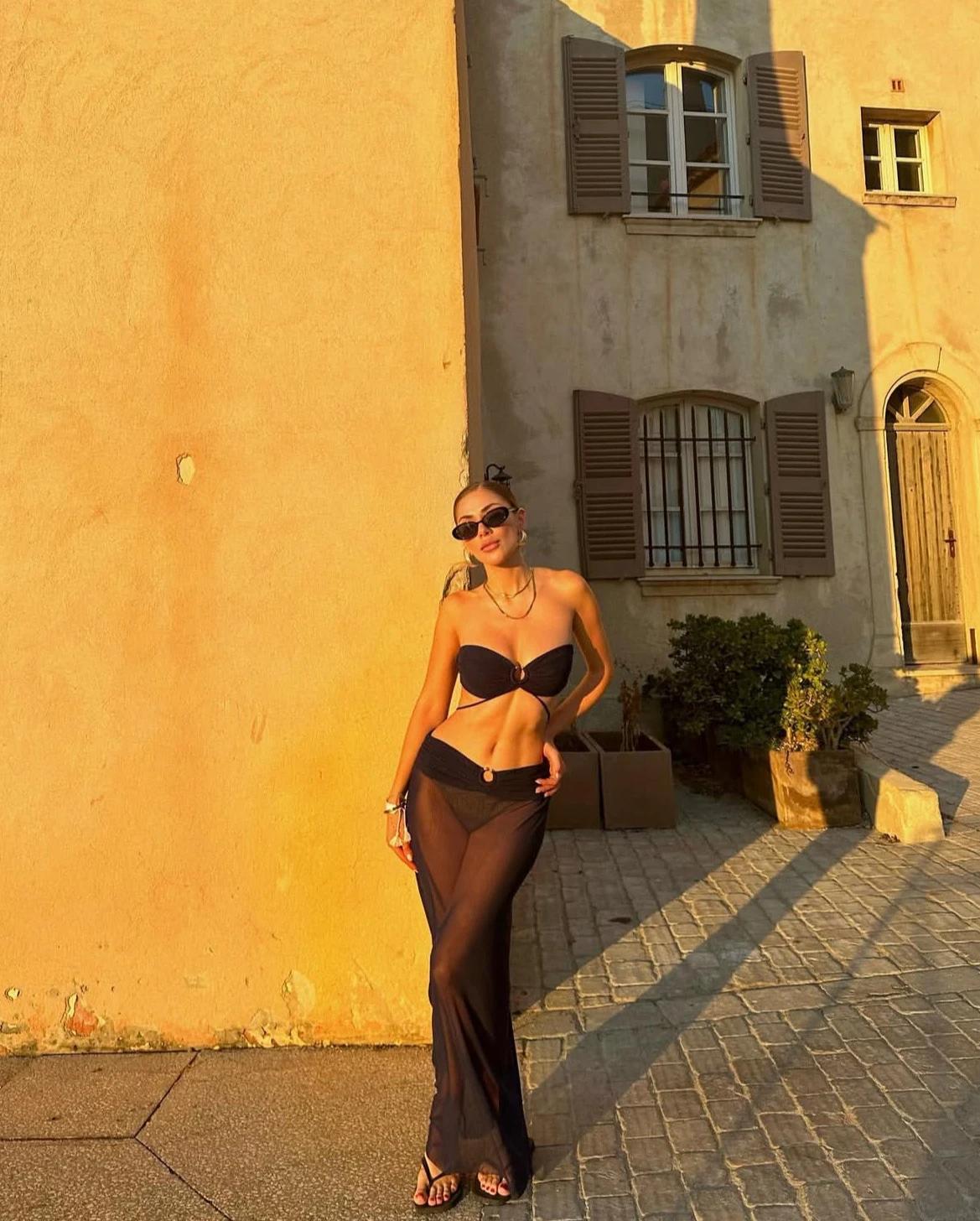 Siyah Önü Yuvarlak Aksesuarlı Üst-Etek Takım