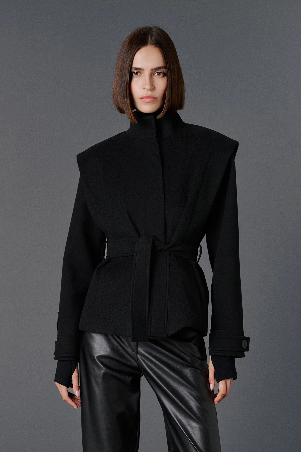 Kuşaklı kısa kaşe kaban