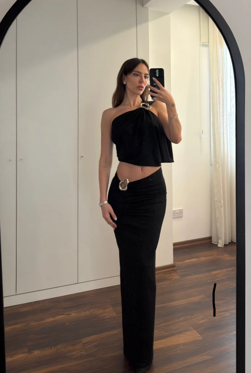 Siyah Asimetrik Aksesuar Detaylı Maxi Elbise