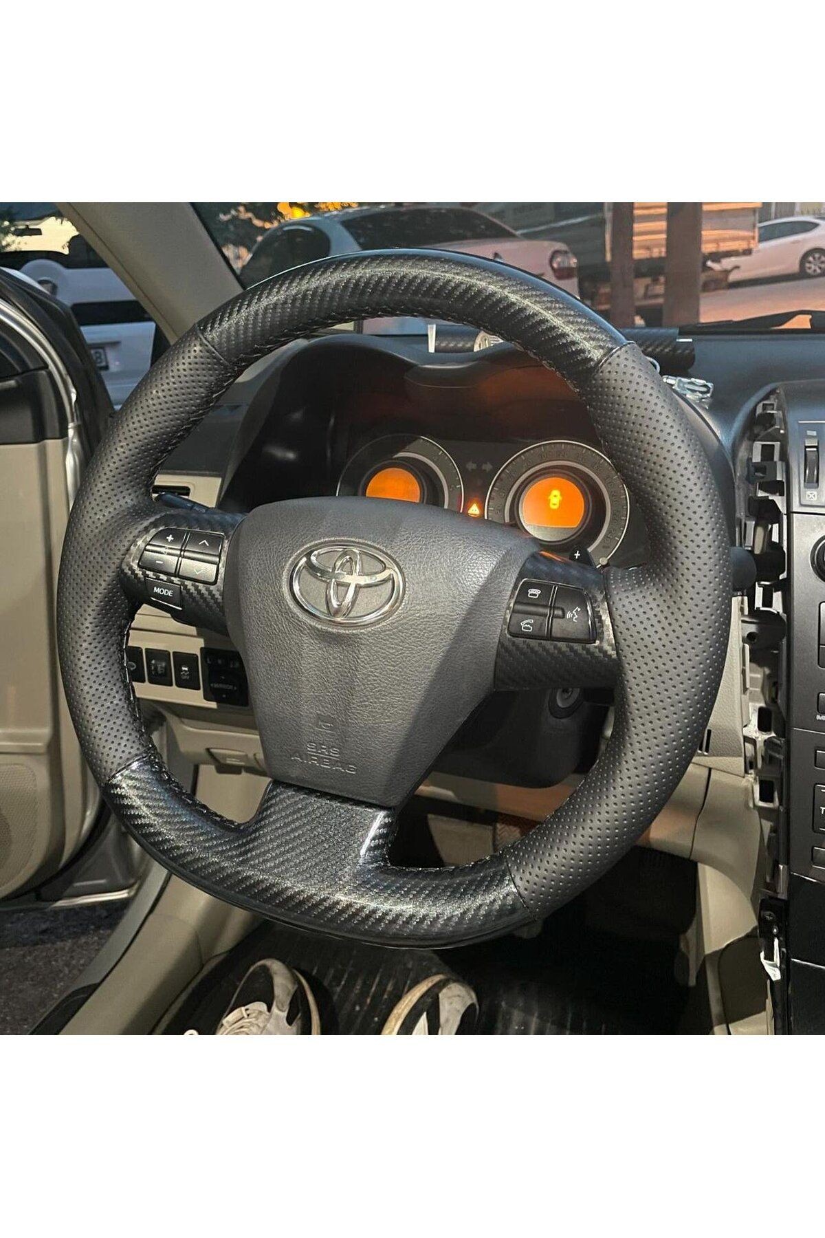 TOYOTA COROLLA-AURİS 2012-2013 ARACA ÖZEL DİKMELİ DİREKSİYON KILIFI(MİCROFİBERCARBON-NKTALI)