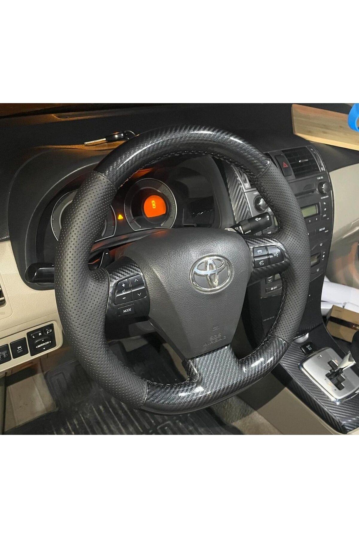 TOYOTA COROLLA-AURİS 2012-2013 ARACA ÖZEL DİKMELİ DİREKSİYON KILIFI(MİCROFİBERCARBON-NKTALI)