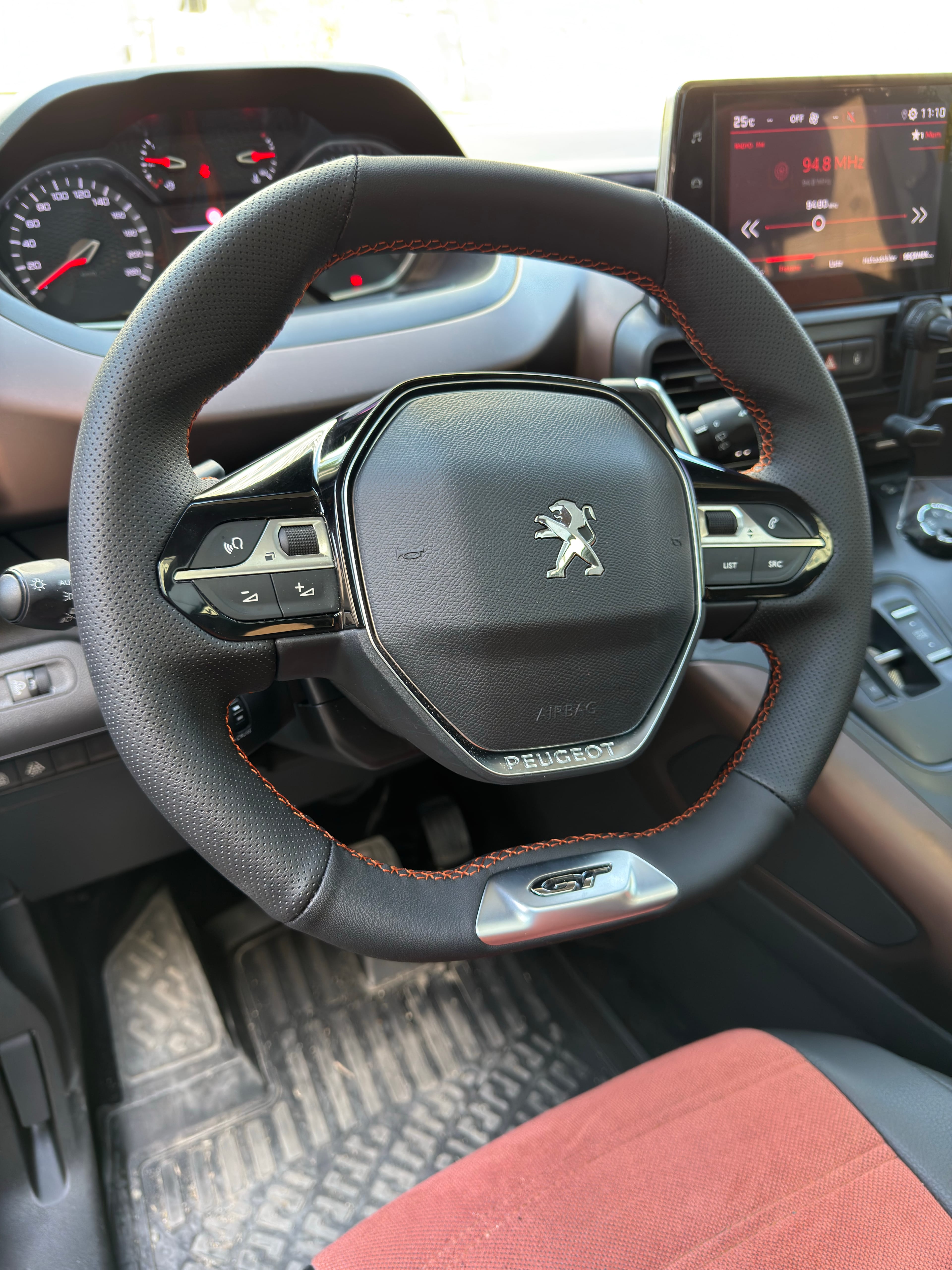 Peugeot Rifter GT Araca Özel Dikmeli Direksiyon Kılıfı 