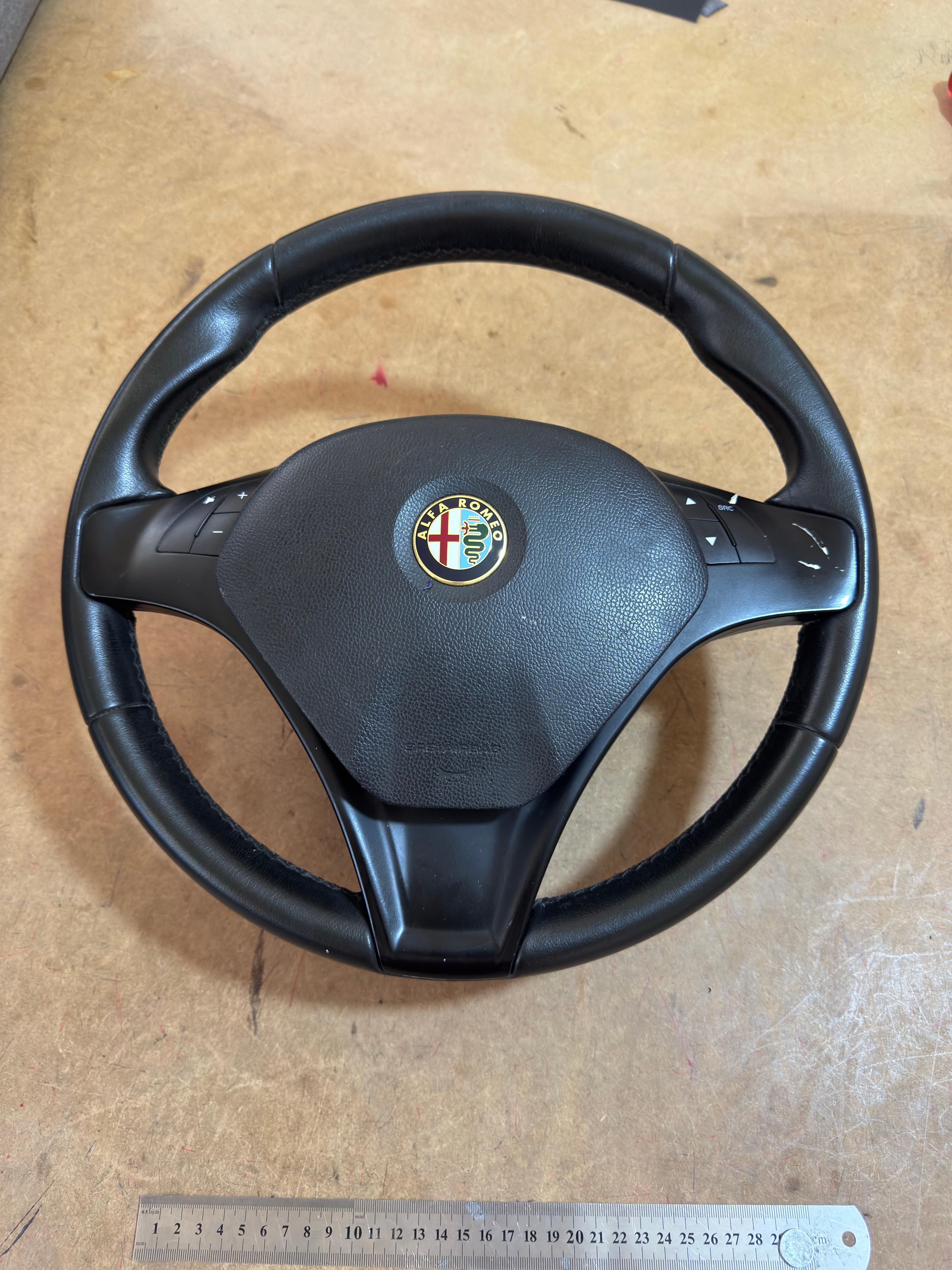 Alfa Romeo Giulietta 2010-2014 Araca Uyumlu Dikmeli direksiyon kılıfı