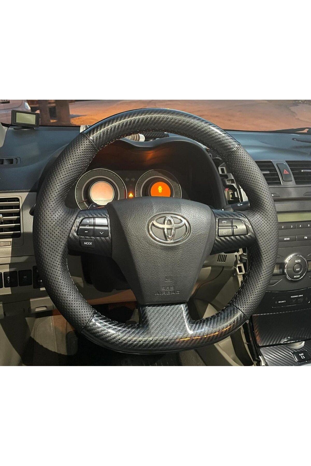 TOYOTA COROLLA-AURİS 2012-2013 ARACA ÖZEL DİKMELİ DİREKSİYON KILIFI(MİCROFİBERCARBON-NKTALI)