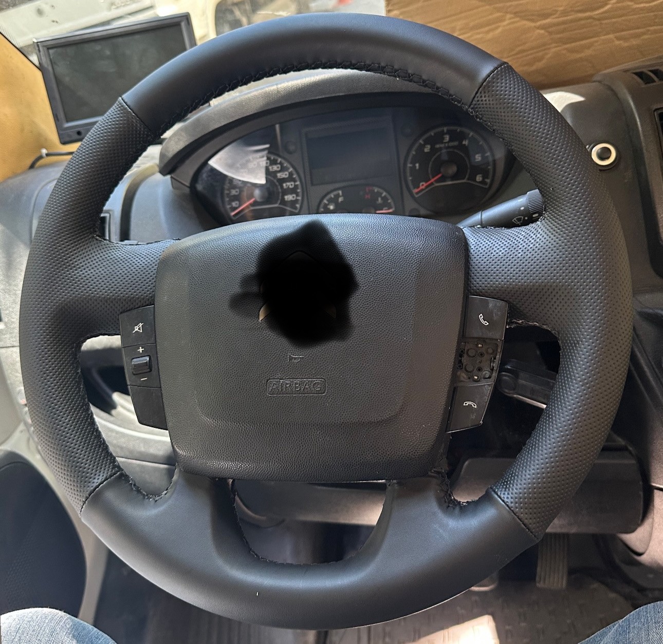 Citröen jumper Araca uyumlu dikmeli direksiyon kılıfı (Noktalı-Bentley Siyah)
