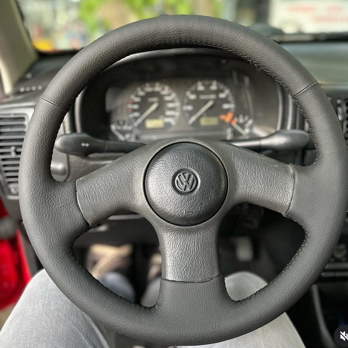Volkswagen Polo 1998 Araca Uyumlu Dikmeli Direksiyon Kılıfı (Düz siyah 2 parçalı)