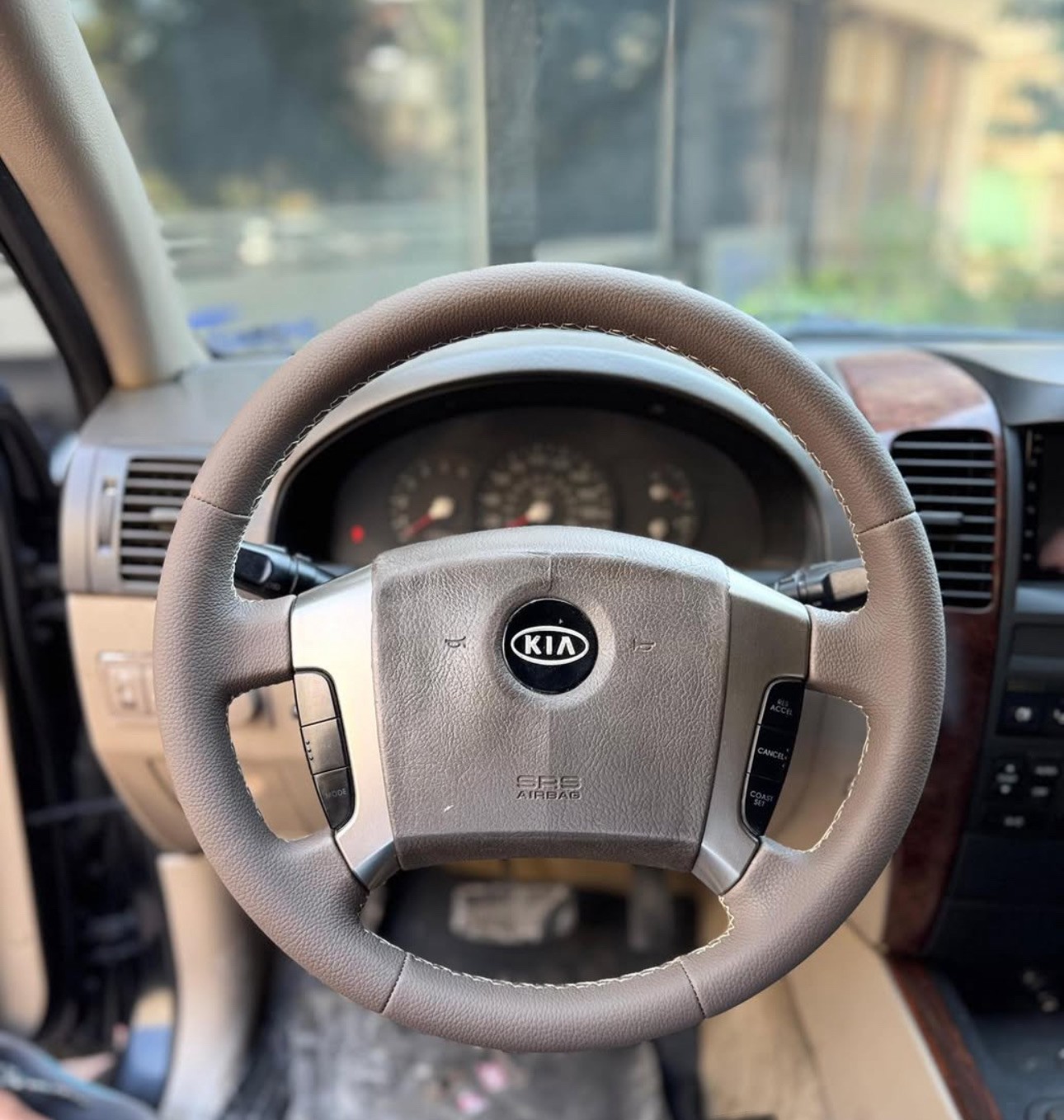 Kia Sorento Araca uyumlu Dikmeli Direksiyon Kılıfı(Düz Koyu bej)