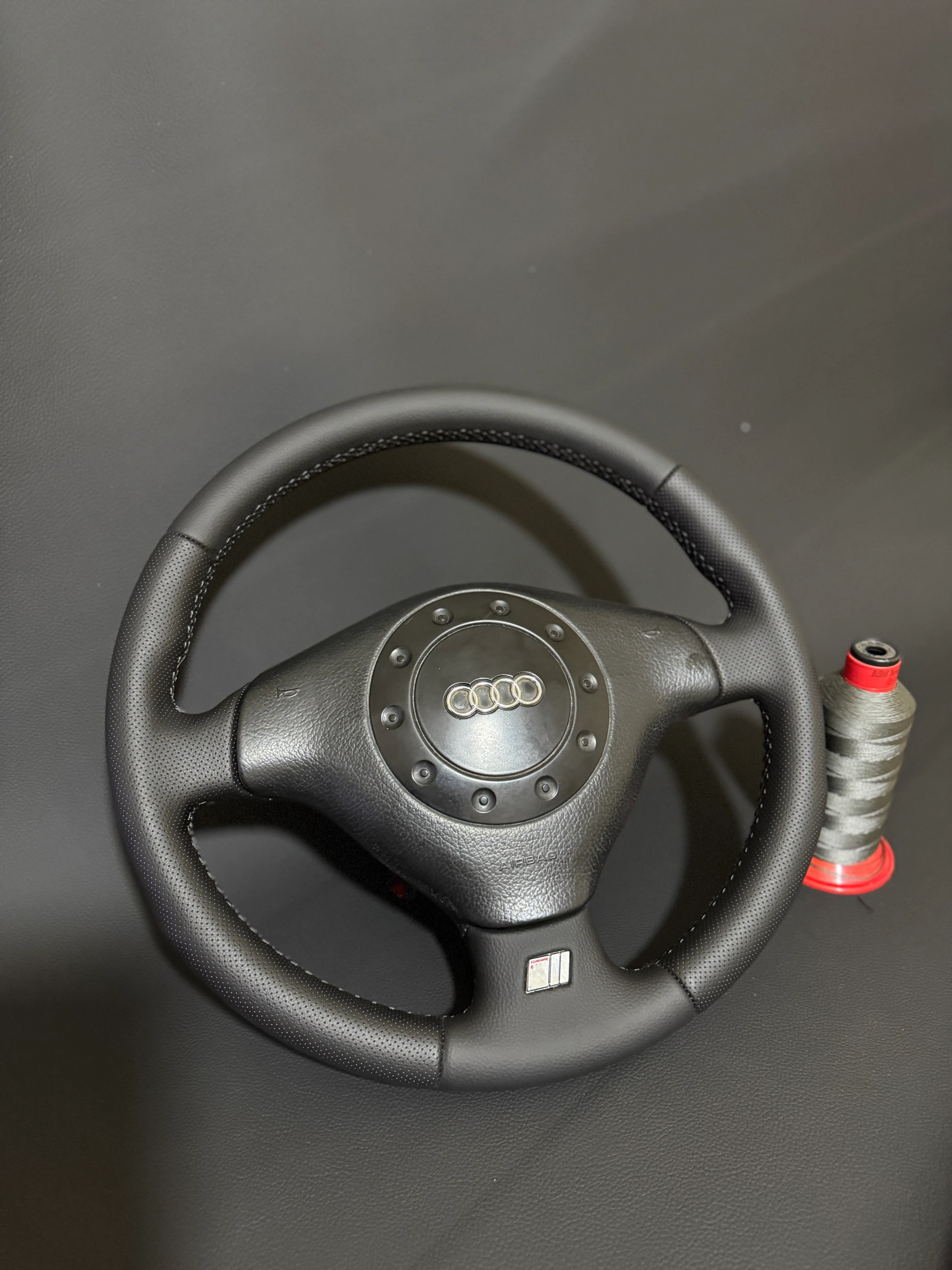 Audi A4 (2000-2001) A6 (2000) Araca Uyumlu Dikmeli Direksiyon Kılıfı