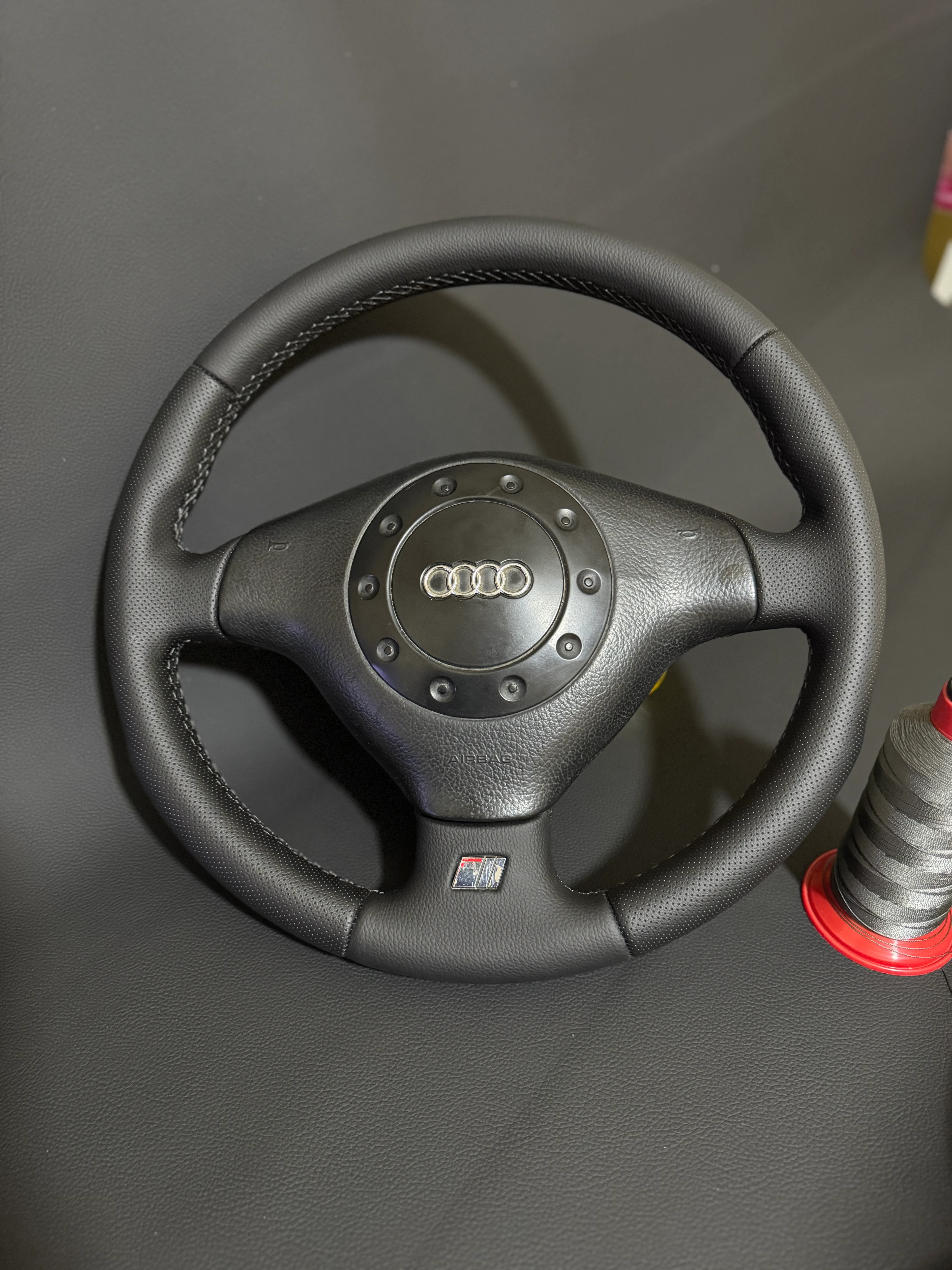 Audi A4 (2000-2001) A6 (2000) Araca Uyumlu Dikmeli Direksiyon Kılıfı