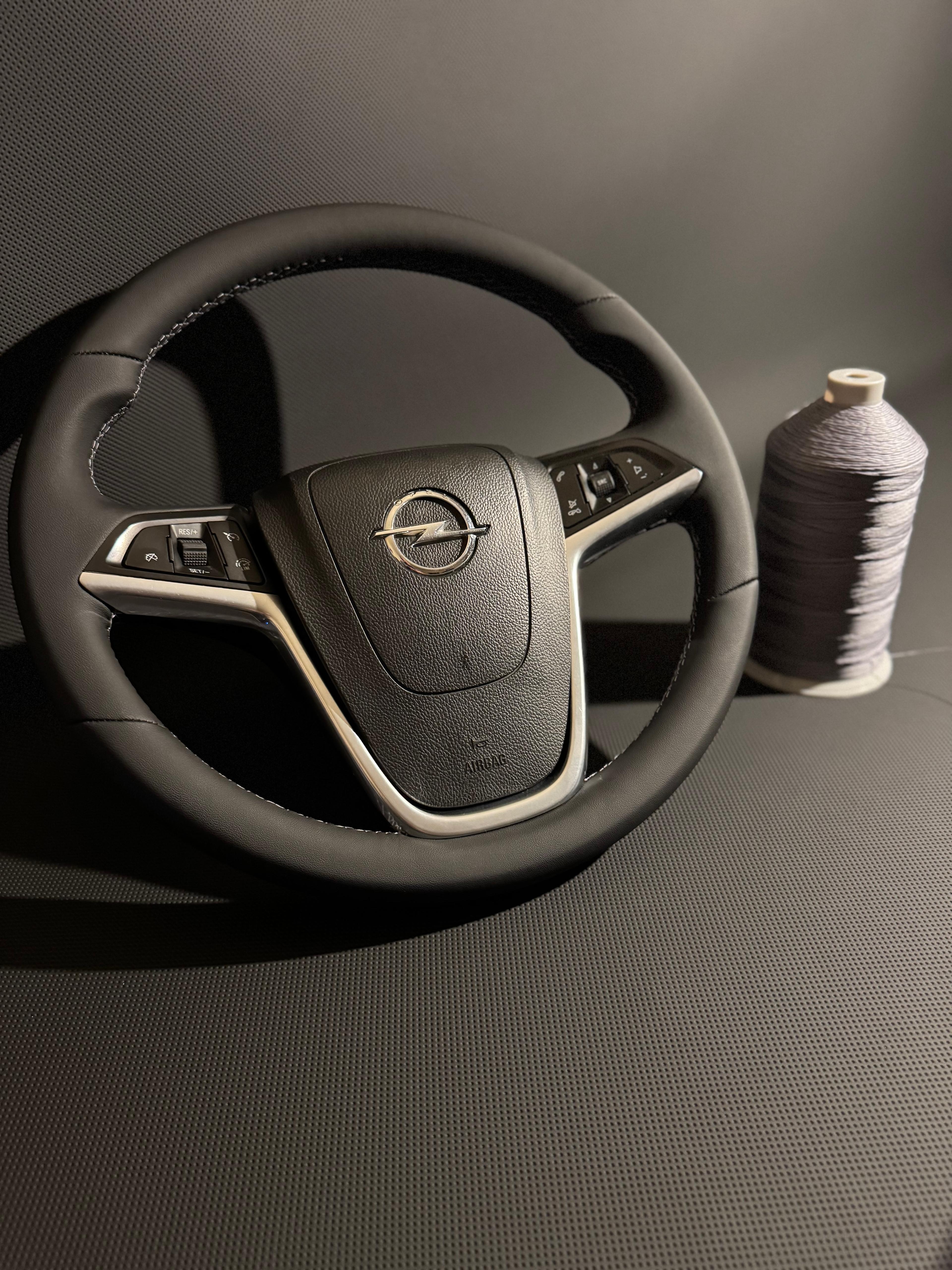 Opel Astra J Araca Özel Dikmeli Direksiyon Kılıfı (Nappa deri gripli)