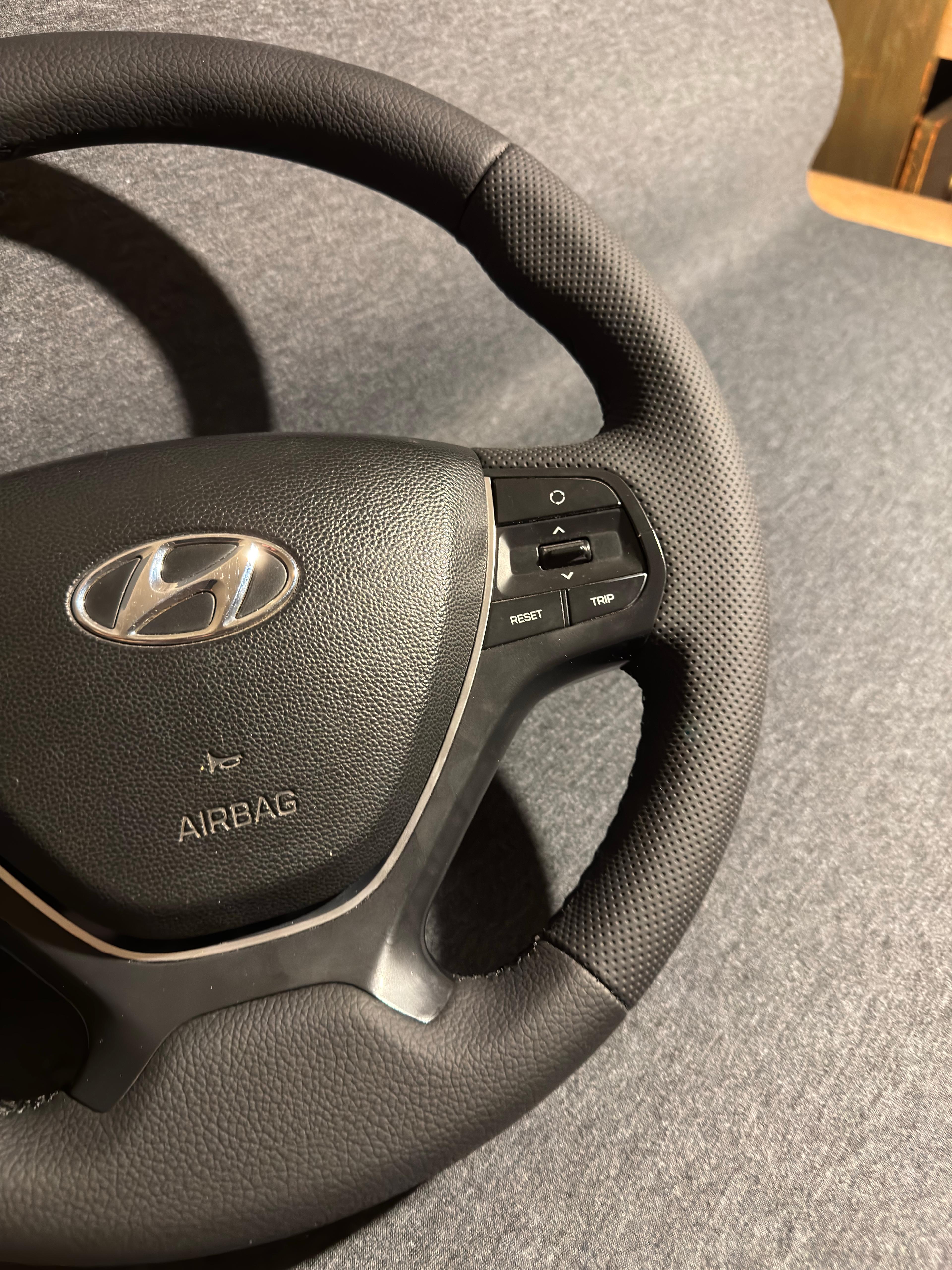 Hyundai i20 Araca Özel Dikmeli Direksiyon Kılıfı(Spor model)