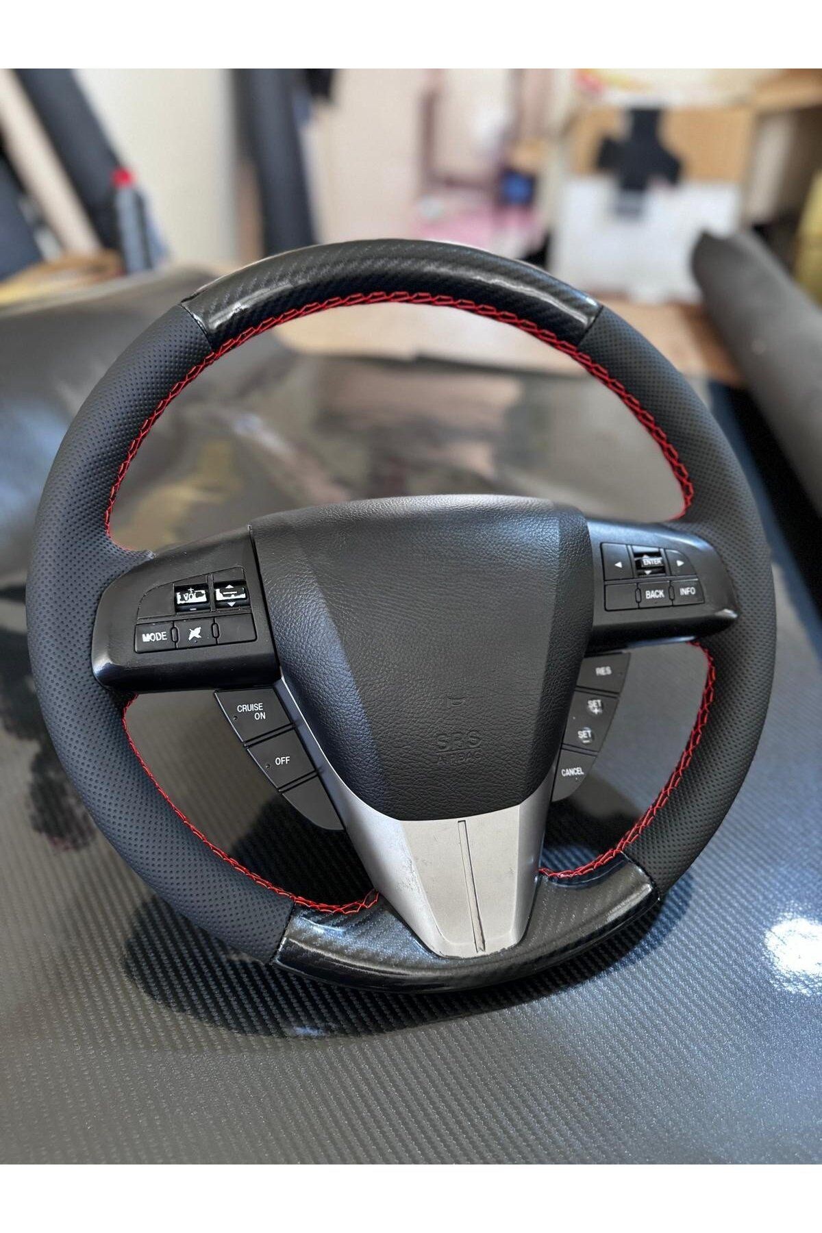 MAZDA 3 2010 ARACA ÖZEL DİKMELİ DİREKSİYON KILIFI MİCROFİBERCARBON (AÇIKLAMAYI OKYNZ)