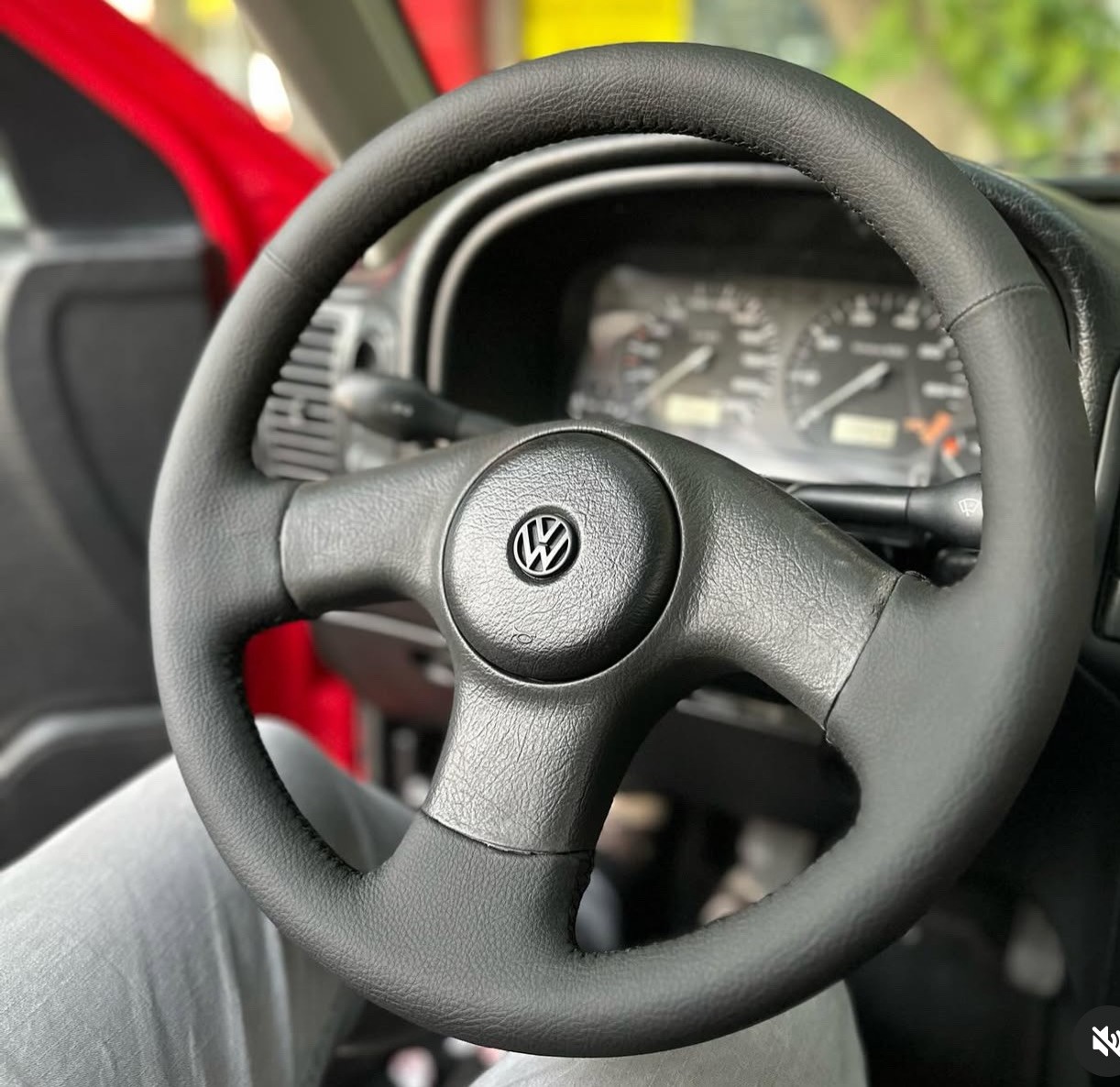 Volkswagen Polo 1998 Araca Uyumlu Dikmeli Direksiyon Kılıfı (Düz siyah 2 parçalı)
