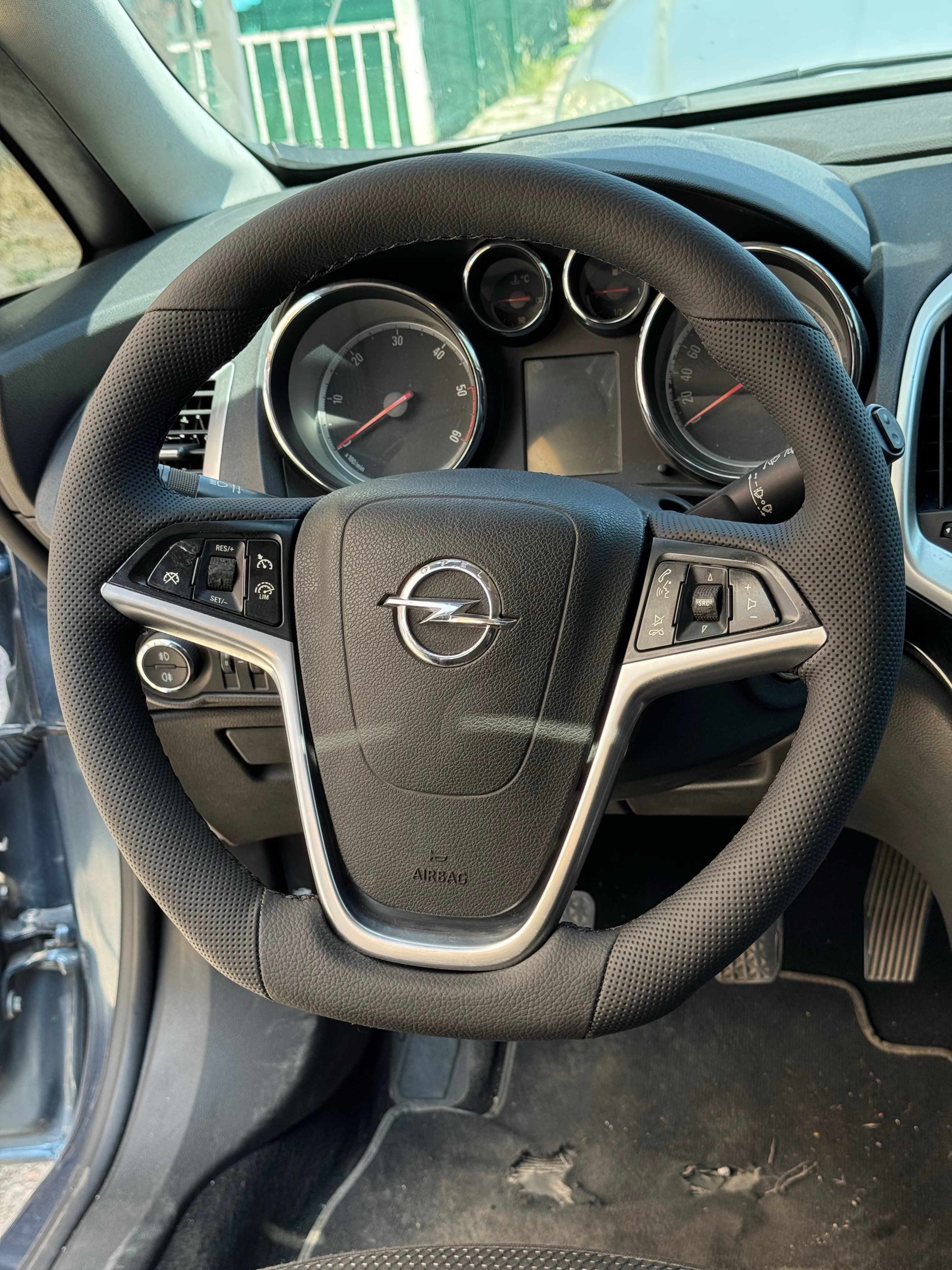 Opel Astra J Sport 2013 Araca Özel Dikmeli Direksiyon Kılıfı