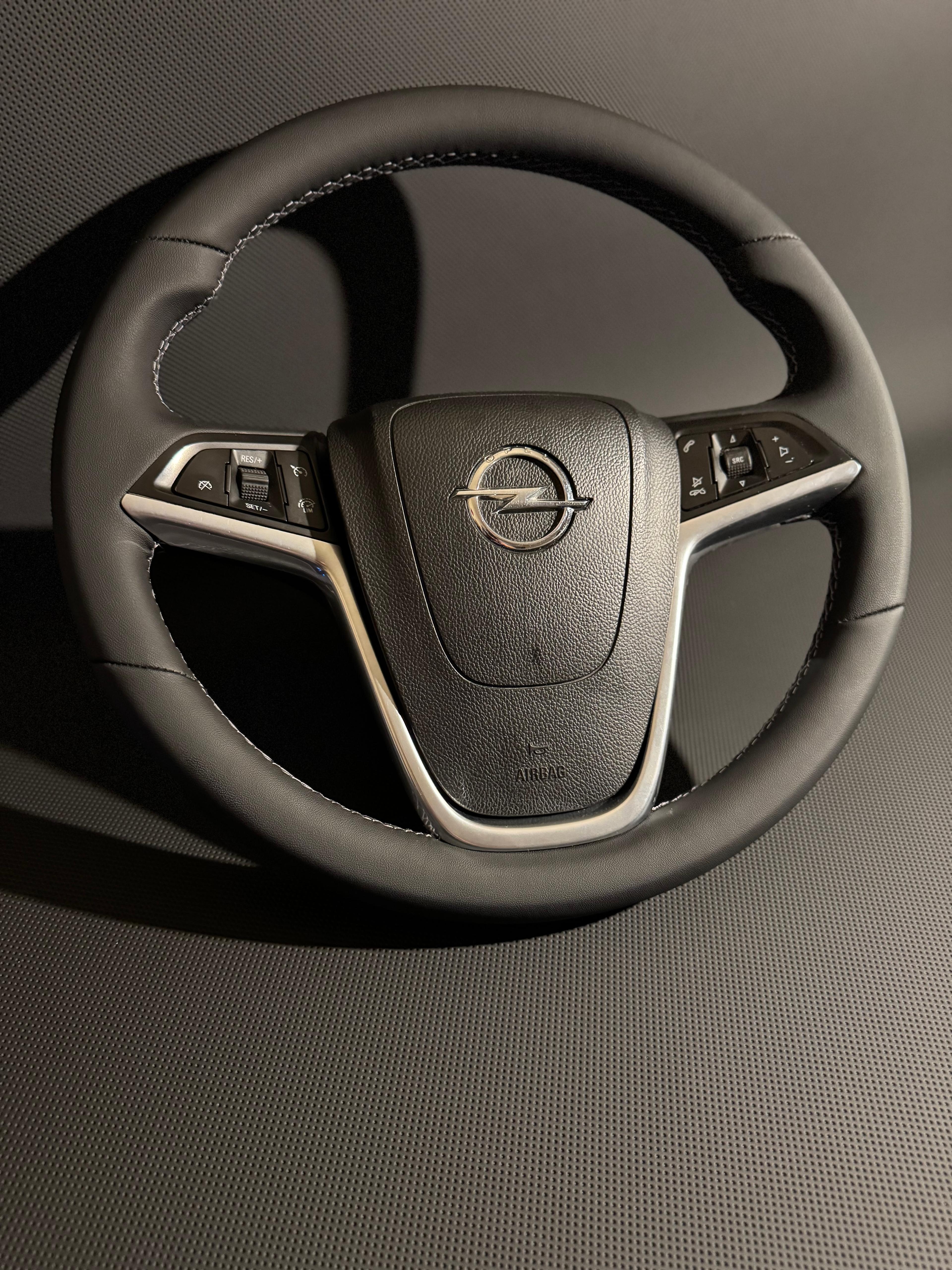 Opel Astra J Araca Özel Dikmeli Direksiyon Kılıfı (Nappa deri gripli)