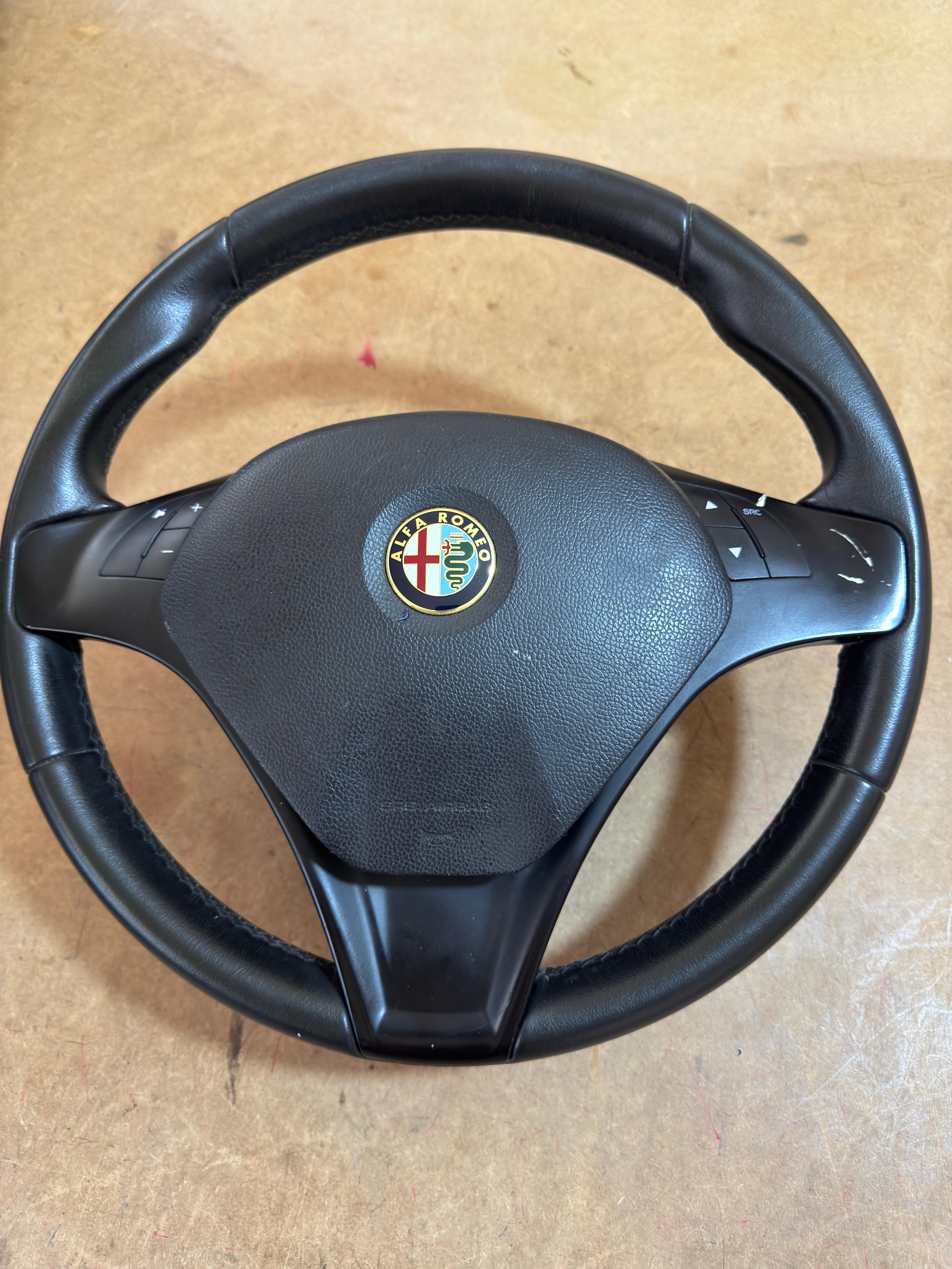 Alfa Romeo Giulietta 2010-2014 Araca Uyumlu Dikmeli direksiyon kılıfı