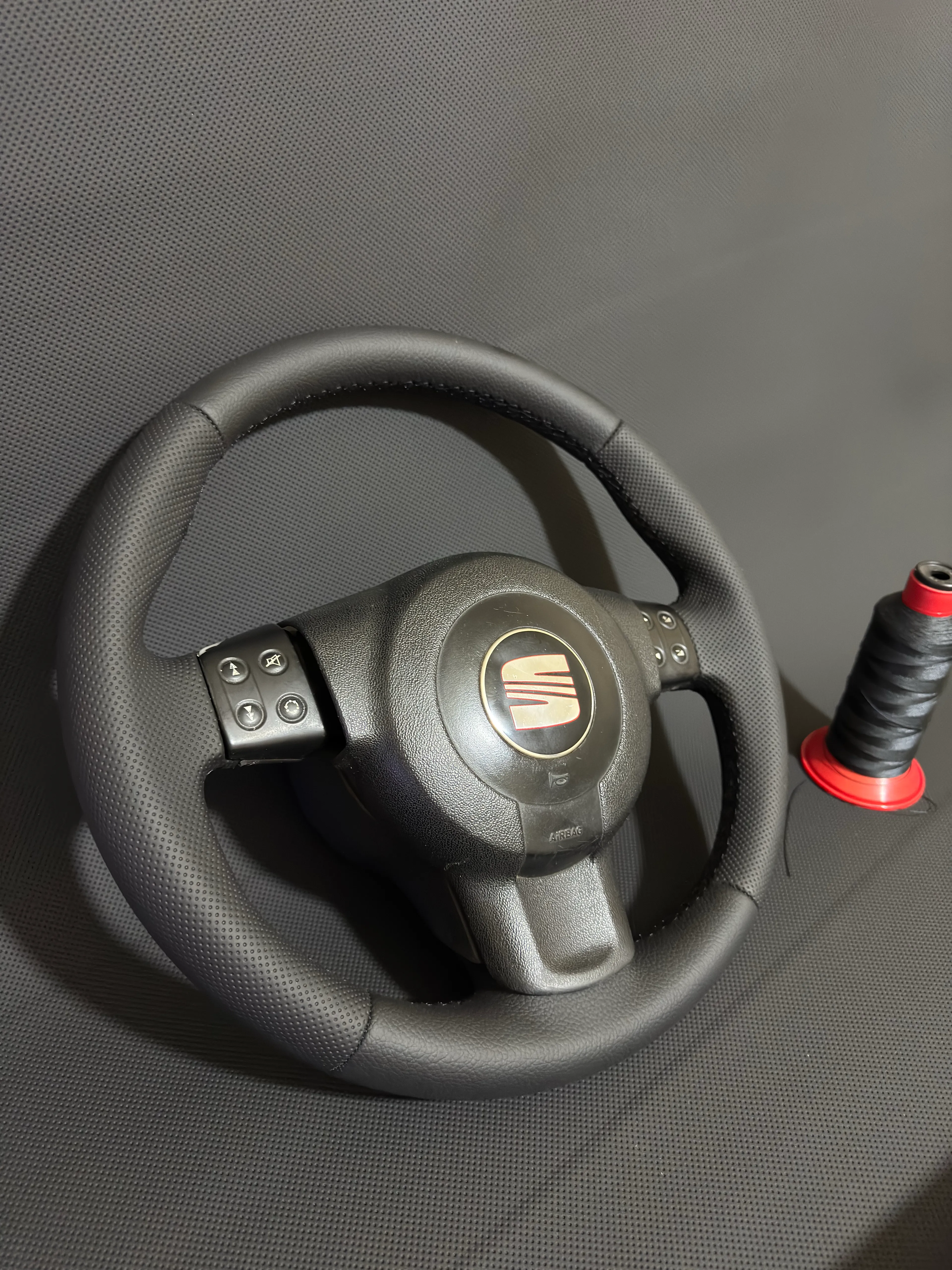 Seat Leon MK2 2008 Araca Uyumlu Dikmeli Direksiyon Kılıfı(Spor model Siyah)