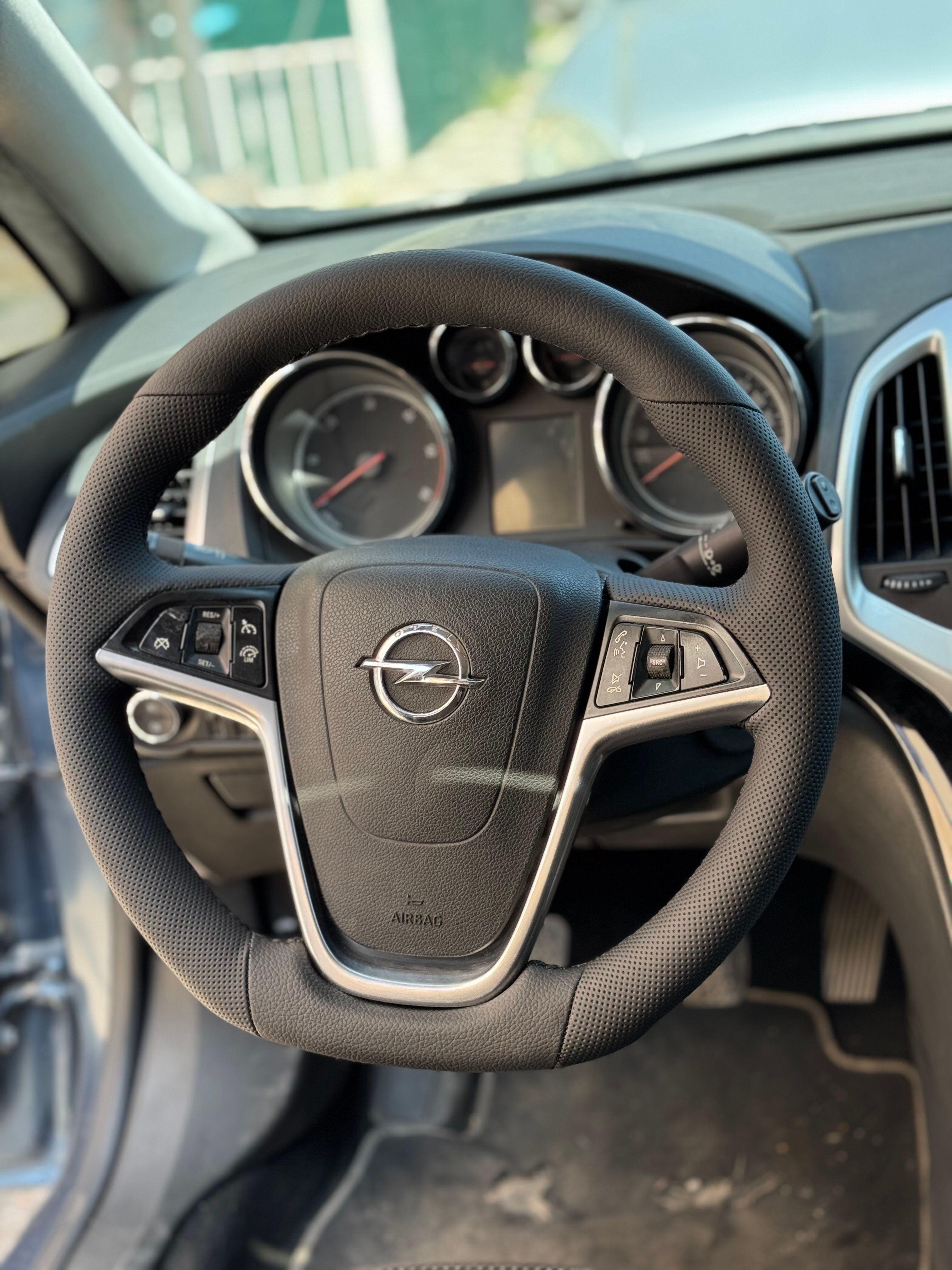 Opel Astra J Sport 2013 Araca Özel Dikmeli Direksiyon Kılıfı