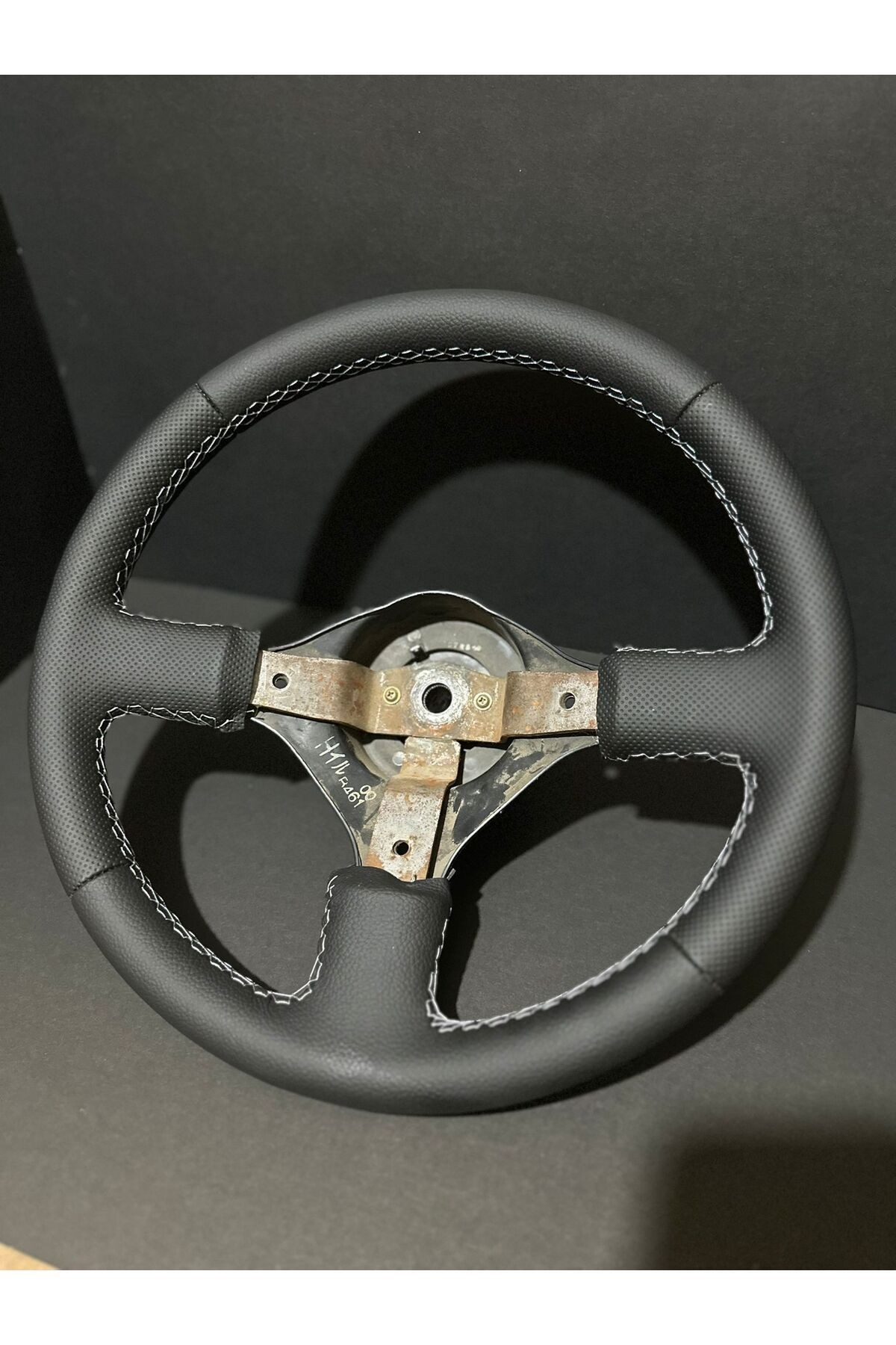 MAZDA 323 UYUMLU ARACA ÖZEL DİKMELİ DİREKSİYON KILIFI (GRİ İPLİ)