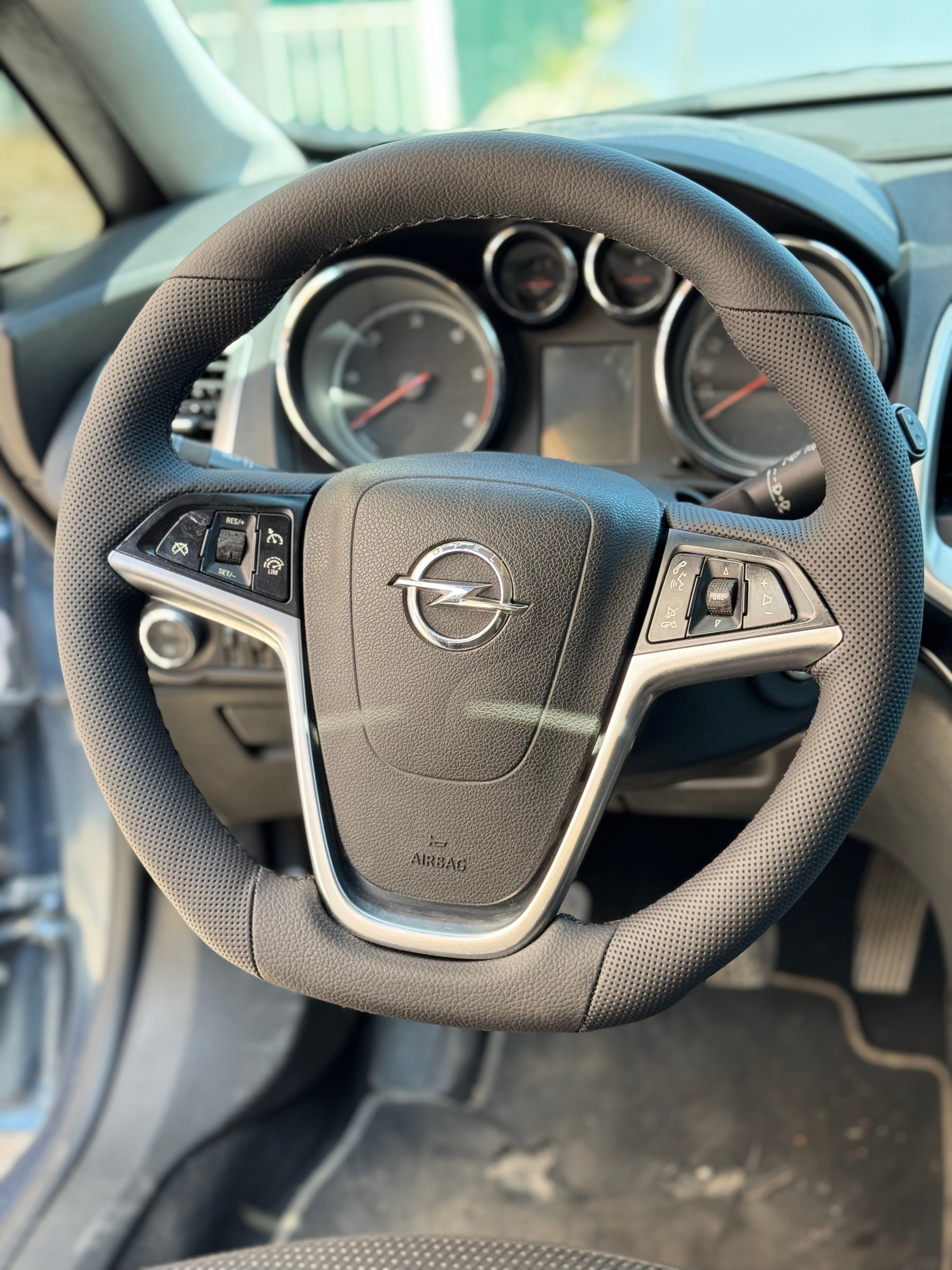 Opel Astra J Sport 2013 Araca Özel Dikmeli Direksiyon Kılıfı
