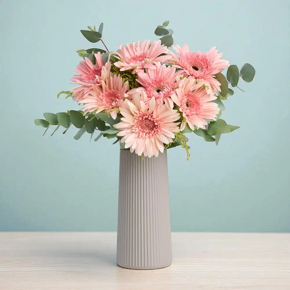 Bej Çizgili Vazoda Pembe Gerbera Çiçekleri