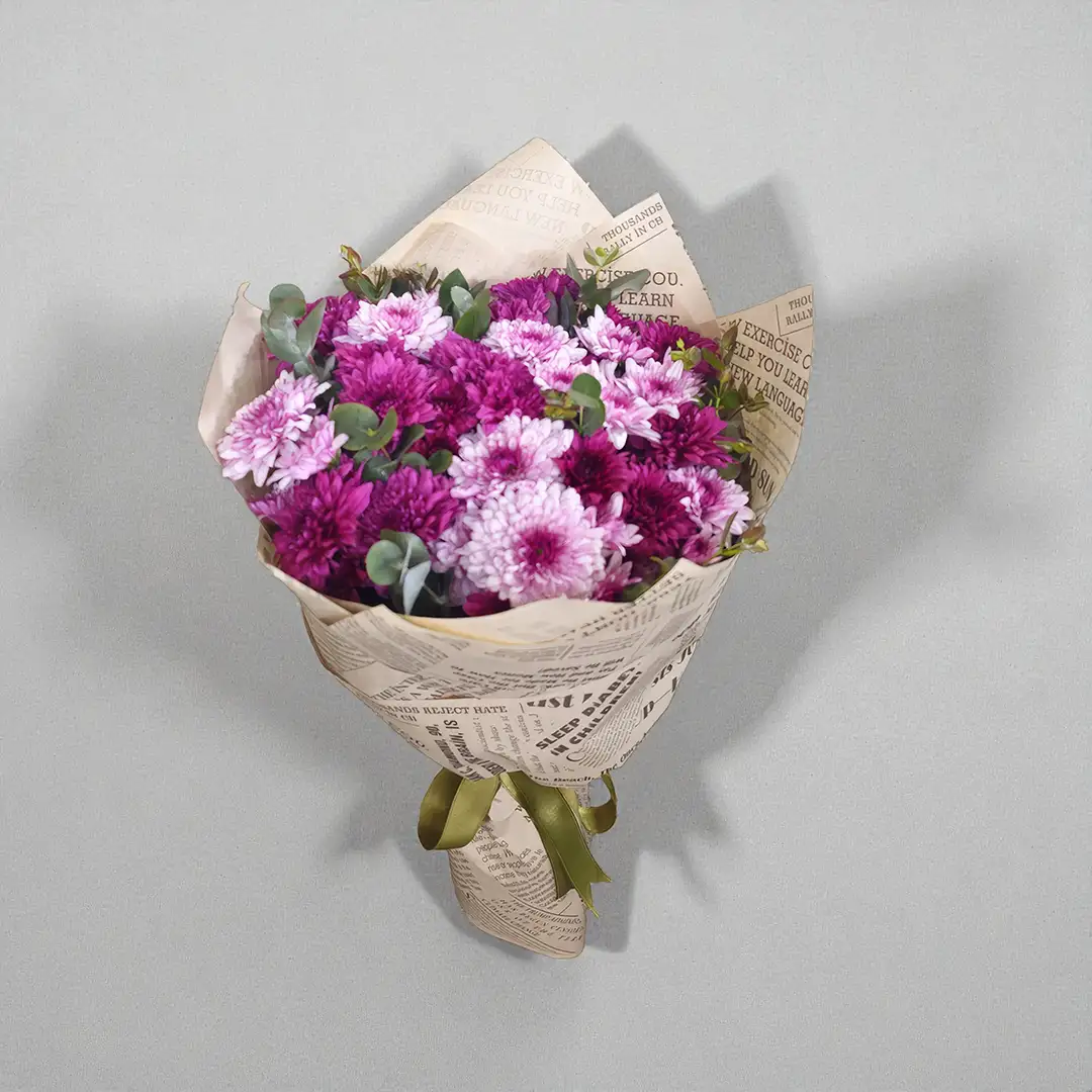 Gazete Desenli Tasarım Bukette Mor & Fuşya Kasımpatı (Krizantem)