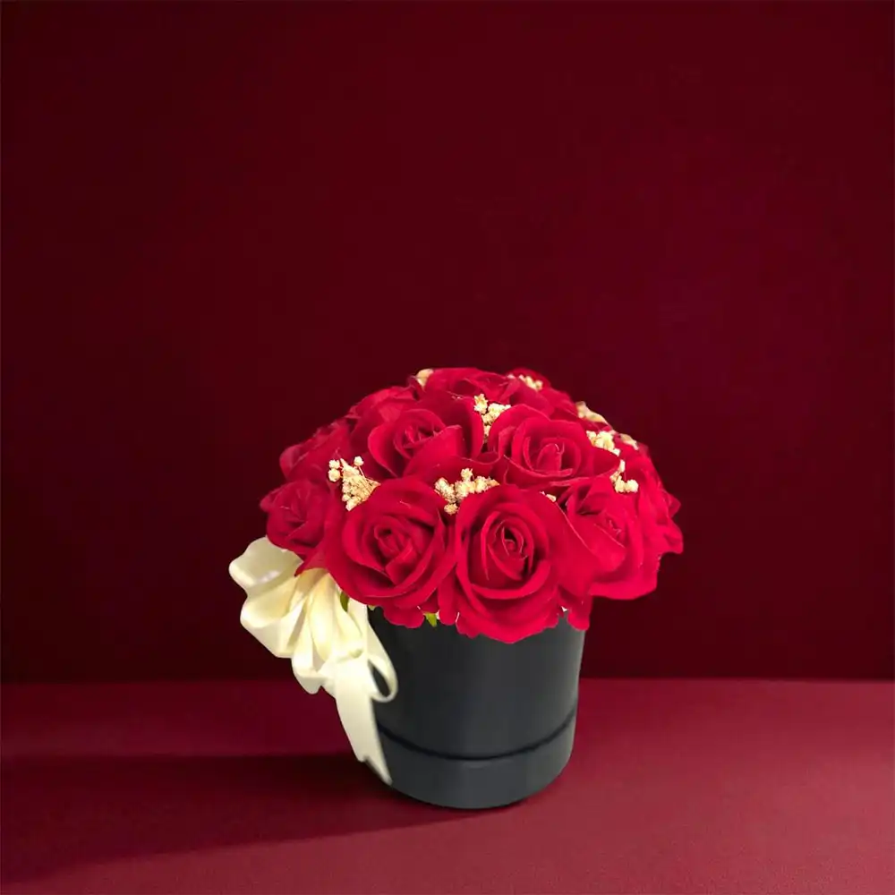 Siyah Kutuda 18 Yapay Kırmızı Gül