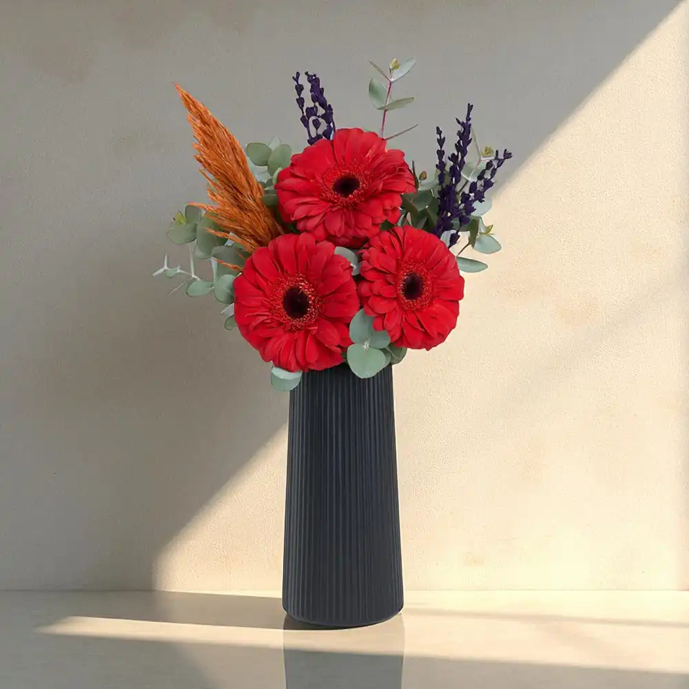 Siyah Çizgili Vazoda 3 Kırmızı Gerbera Çiçeği