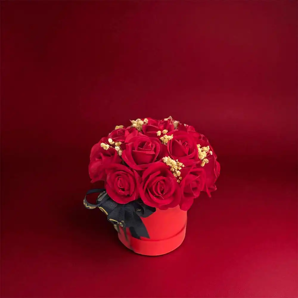 Kırmızı Kutuda 18 Yapay Kırmızı Gül