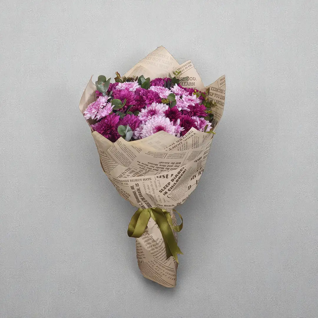 Gazete Desenli Tasarım Bukette Mor & Fuşya Kasımpatı (Krizantem)