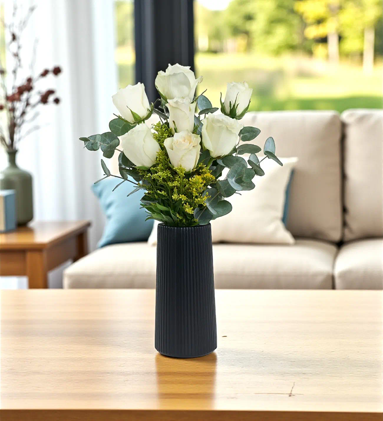 Siyah Çizgili Vazoda Süslemeli Beyaz Güller