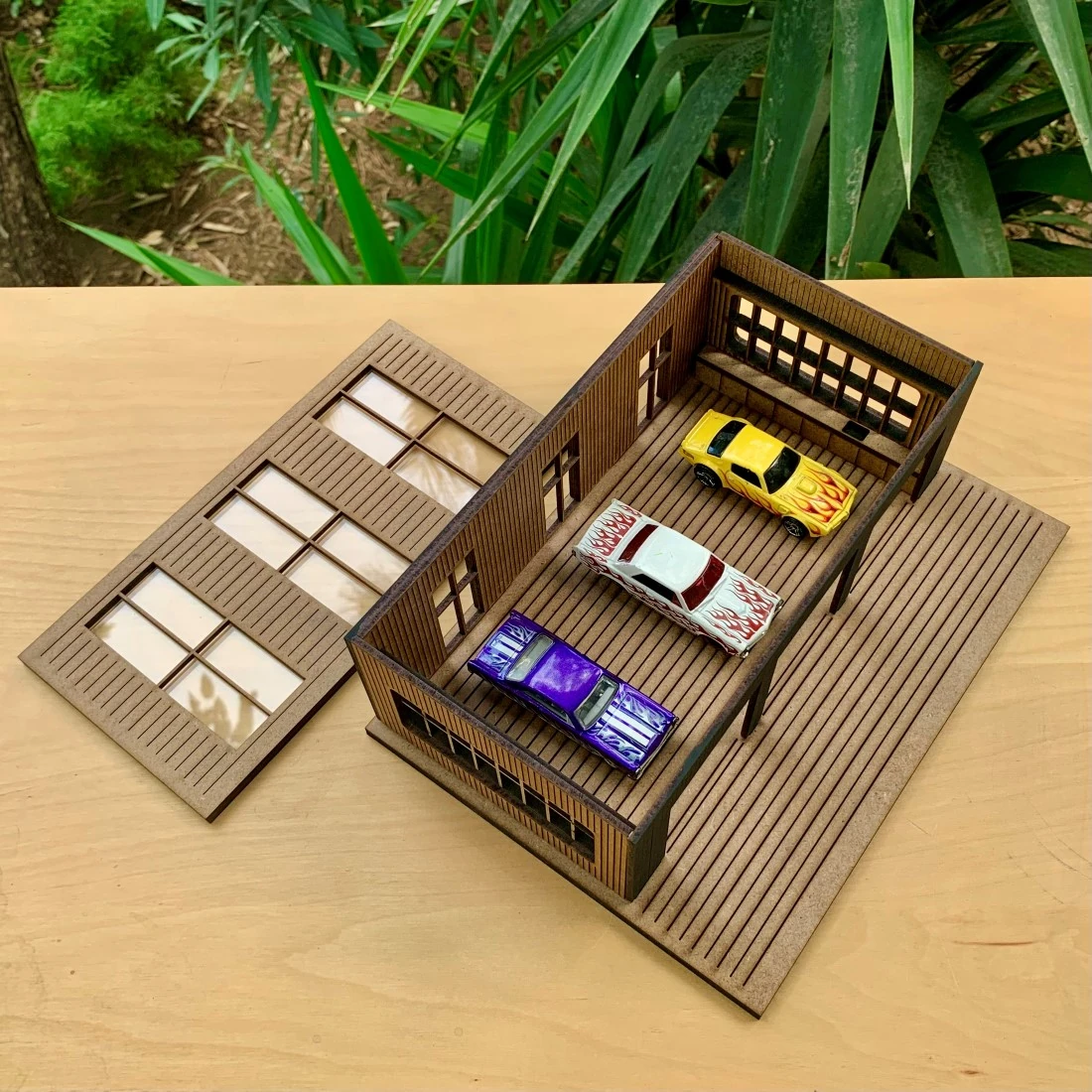 3 Araçlık Diecast Araba Garajı 1:64 – Kendin Yap Ahşap Diorama Maketi