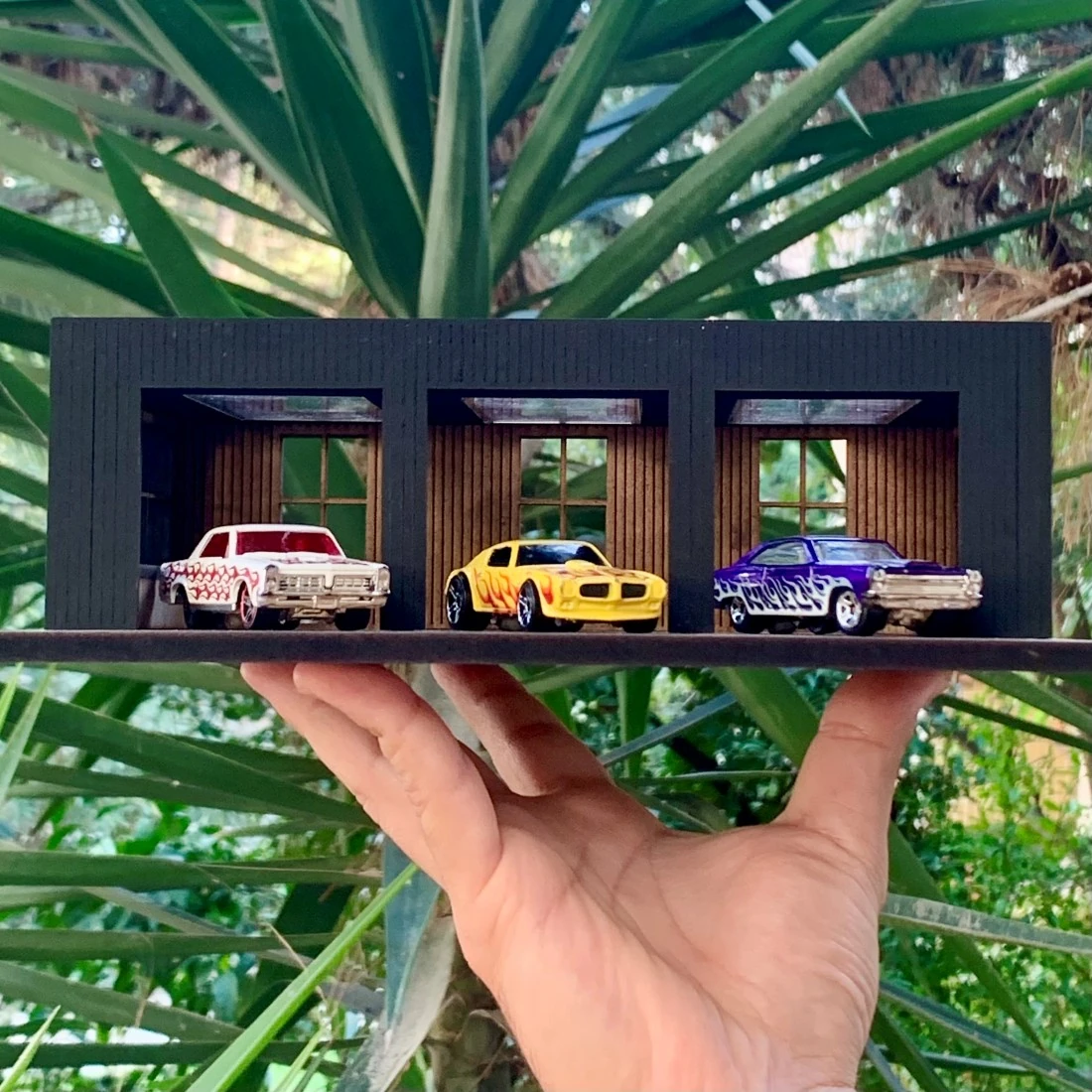 3 Araçlık Diecast Araba Garajı 1:64 – Kendin Yap Ahşap Diorama Maketi