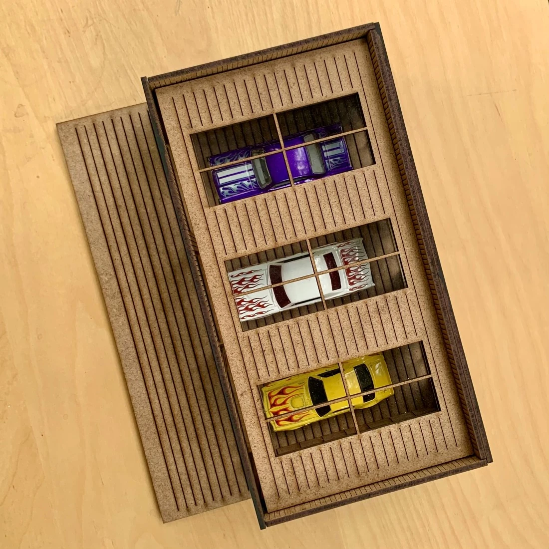 3 Araçlık Diecast Araba Garajı 1:64 – Kendin Yap Ahşap Diorama Maketi