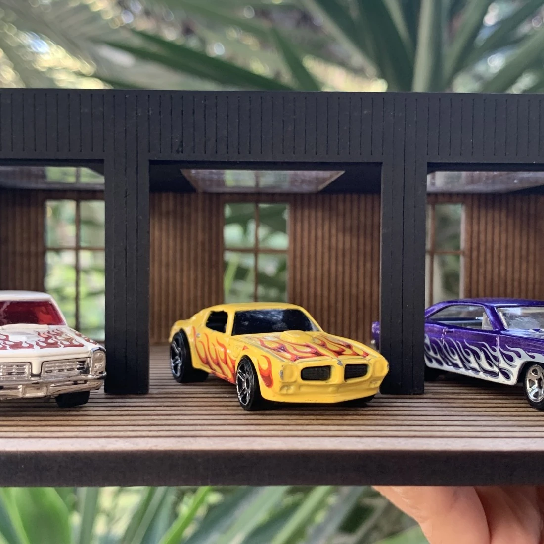 3 Araçlık Diecast Araba Garajı 1:64 – Kendin Yap Ahşap Diorama Maketi