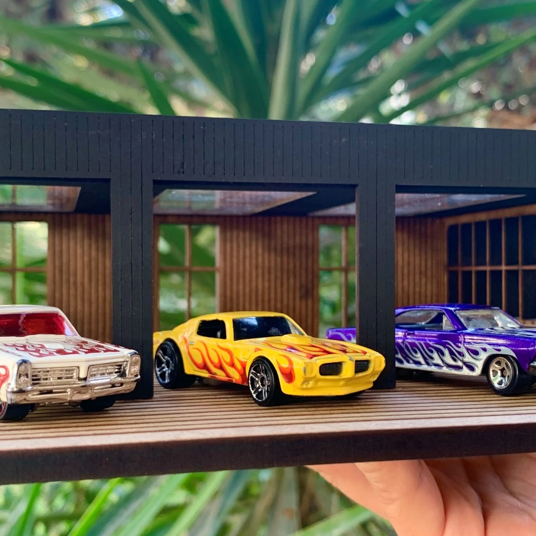 3 Araçlık Diecast Araba Garajı 1:64 – Kendin Yap Ahşap Diorama Maketi