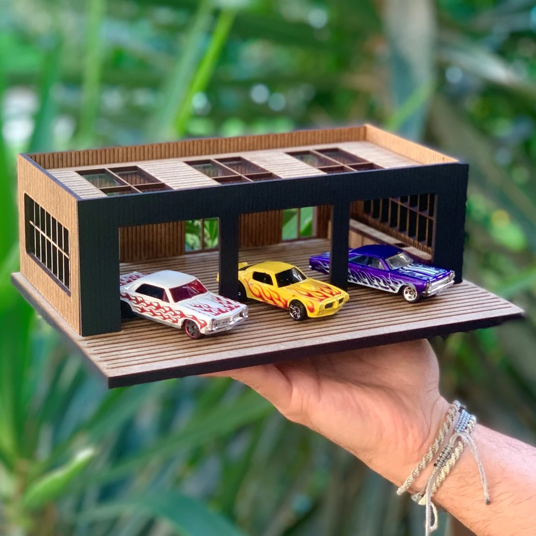 3 Araçlık Diecast Araba Garajı 1:64 – Kendin Yap Ahşap Diorama Maketi