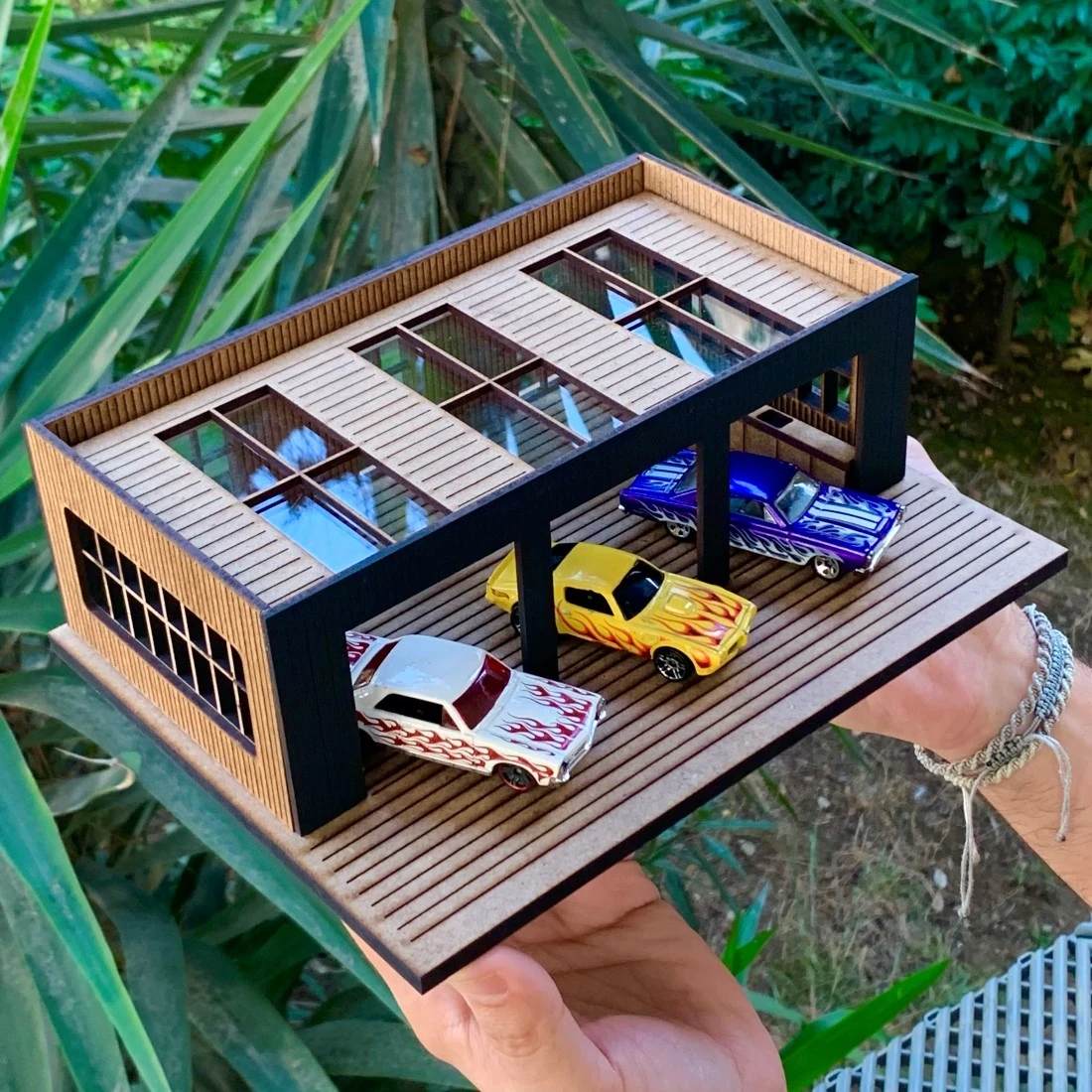 3 Araçlık Diecast Araba Garajı 1:64 – Kendin Yap Ahşap Diorama Maketi