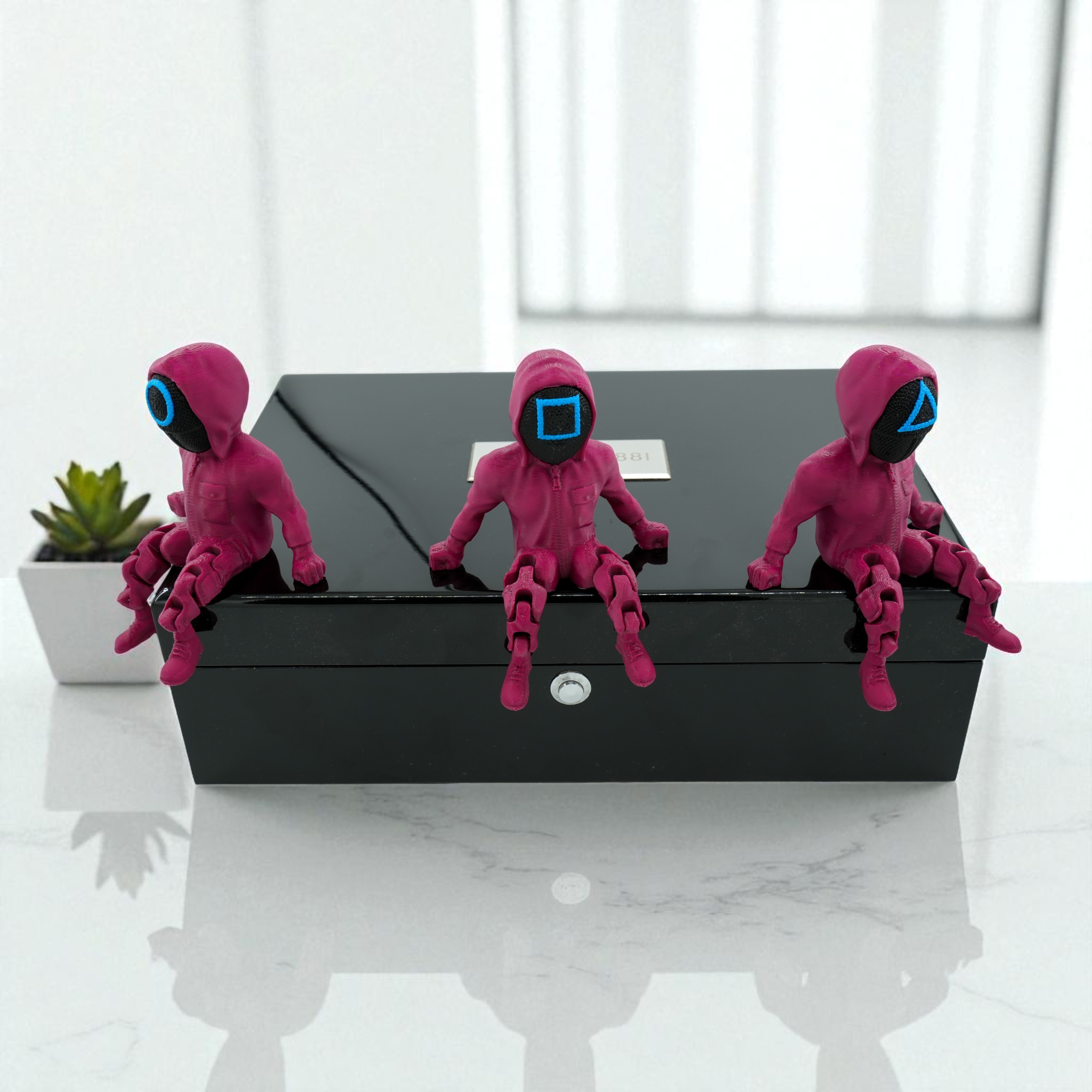 Squid Game 3’lü Koruma Figür Seti – Mini Koleksiyon (12 cm)